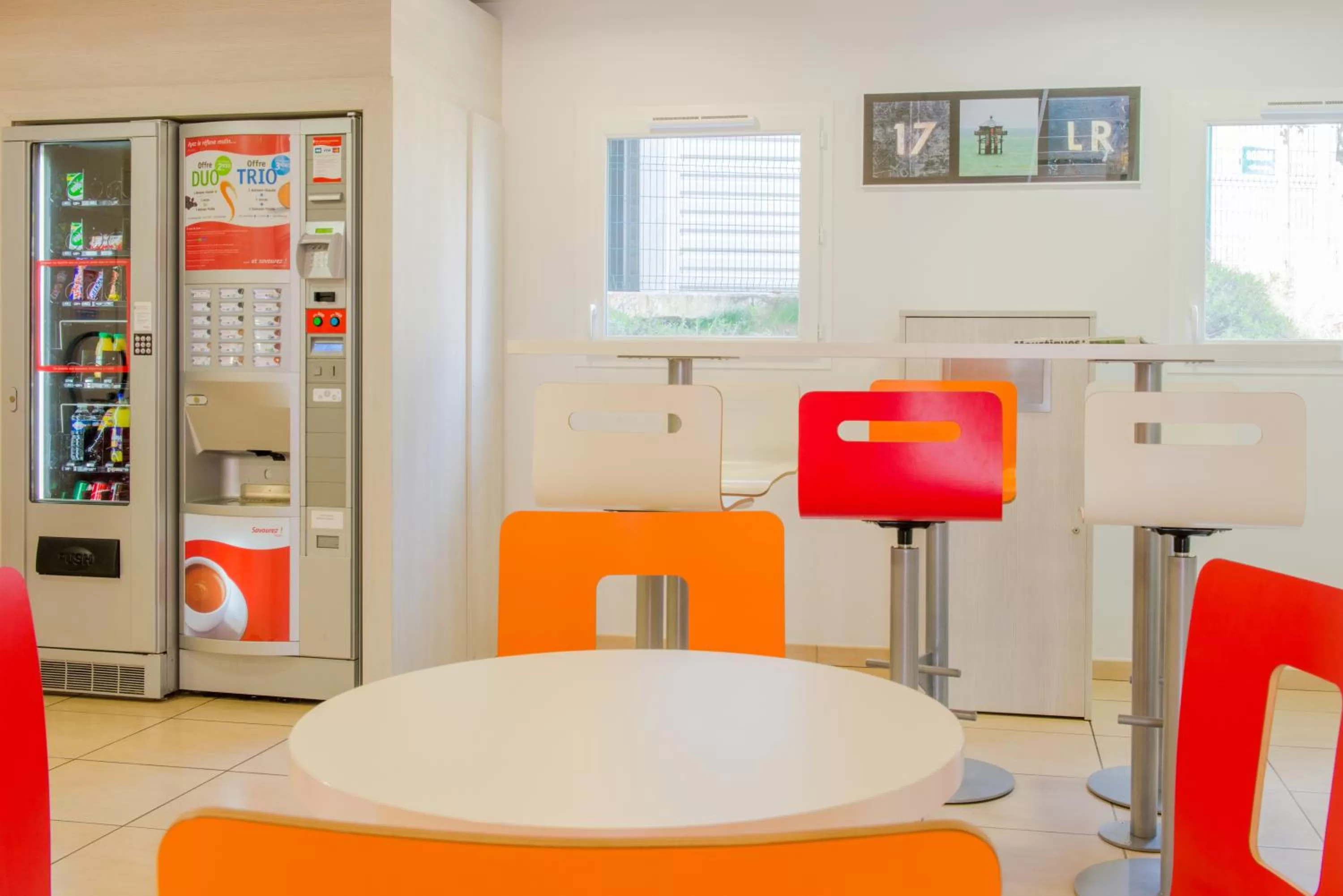 Lounge or bar in Première Classe La Rochelle Centre - Les Minimes