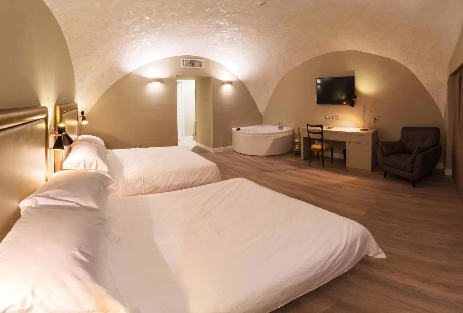 Photo of the whole room, Bed in Caruso Place Luxury Rooms & Suites