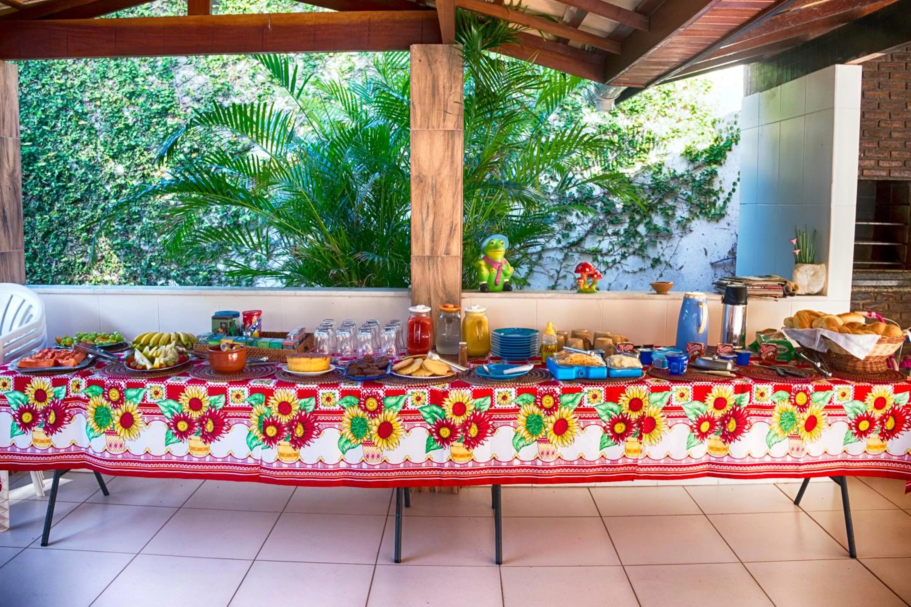 Buffet breakfast in Pousada Ipitanga IV