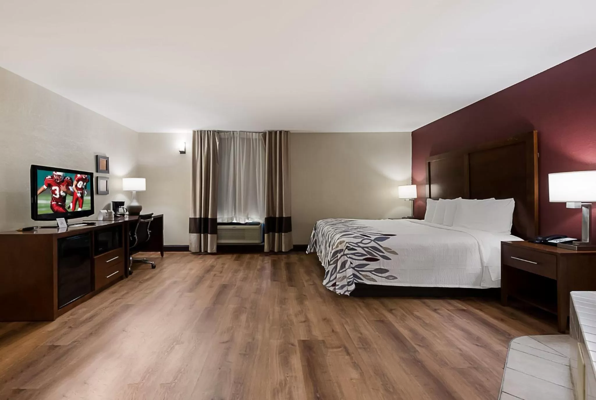 Photo of the whole room, Bed in Red Roof Inn Newport News - Yorktown