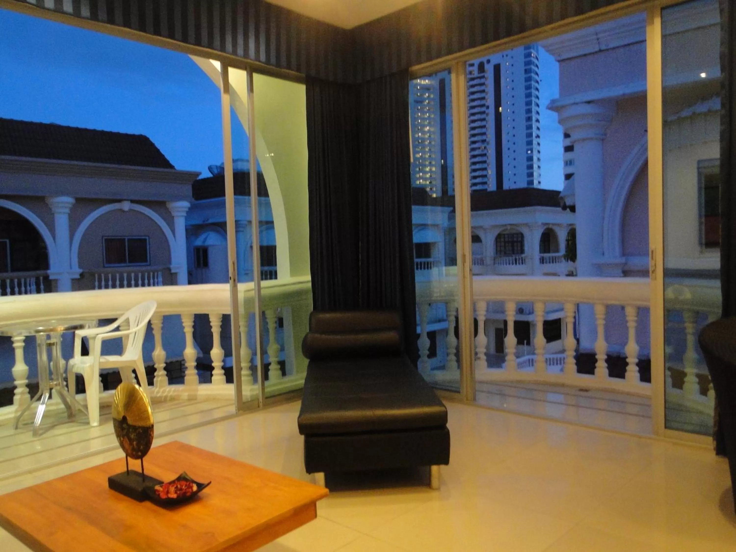 Seating area in East Suites