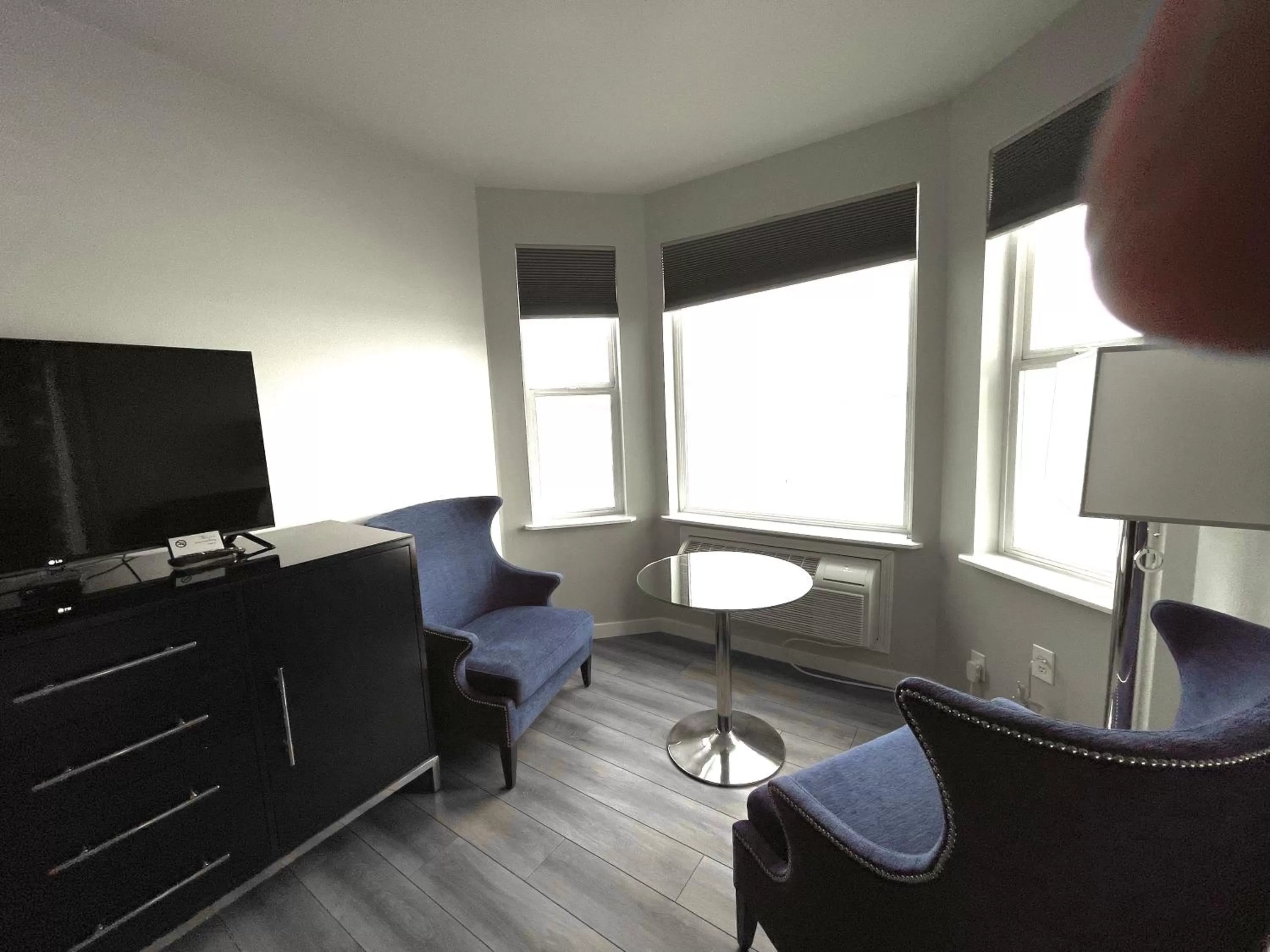 Seating area in Tides Inn & Suites