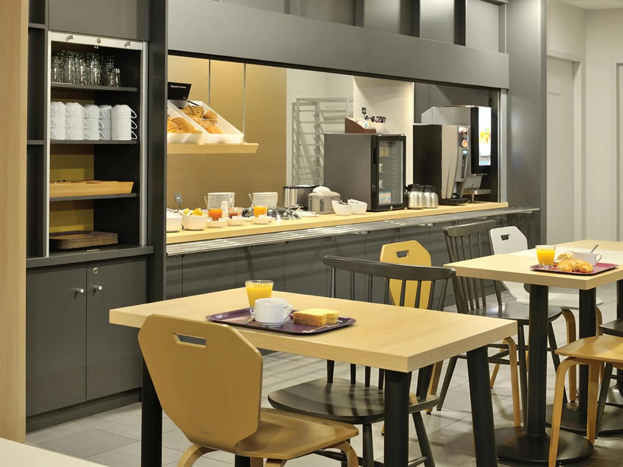 Restaurant/places to eat in B&B HOTEL Lyon Caluire Cité Internationale