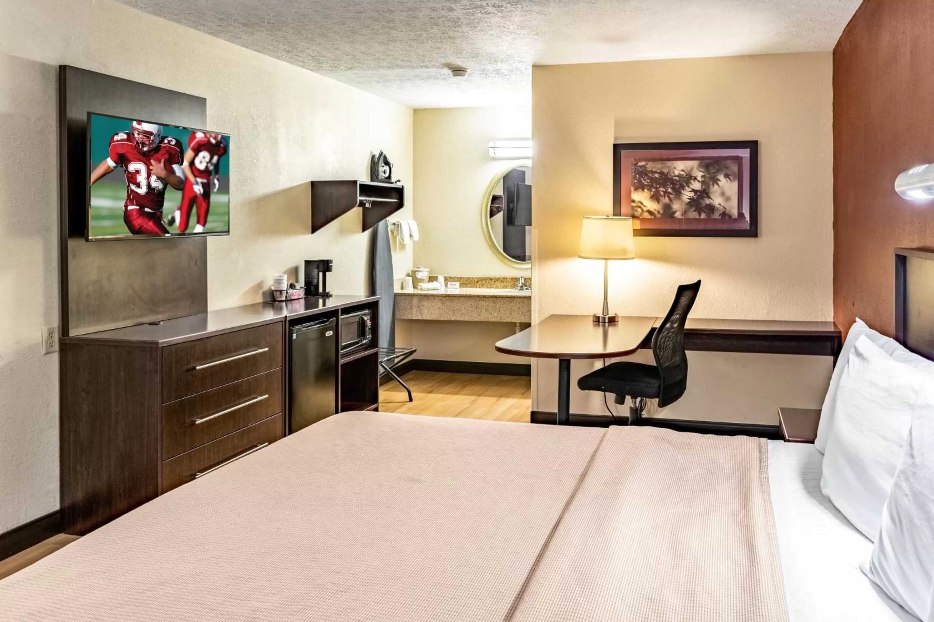 Bedroom, Bed in Red Roof Inn Columbus - Taylorsville