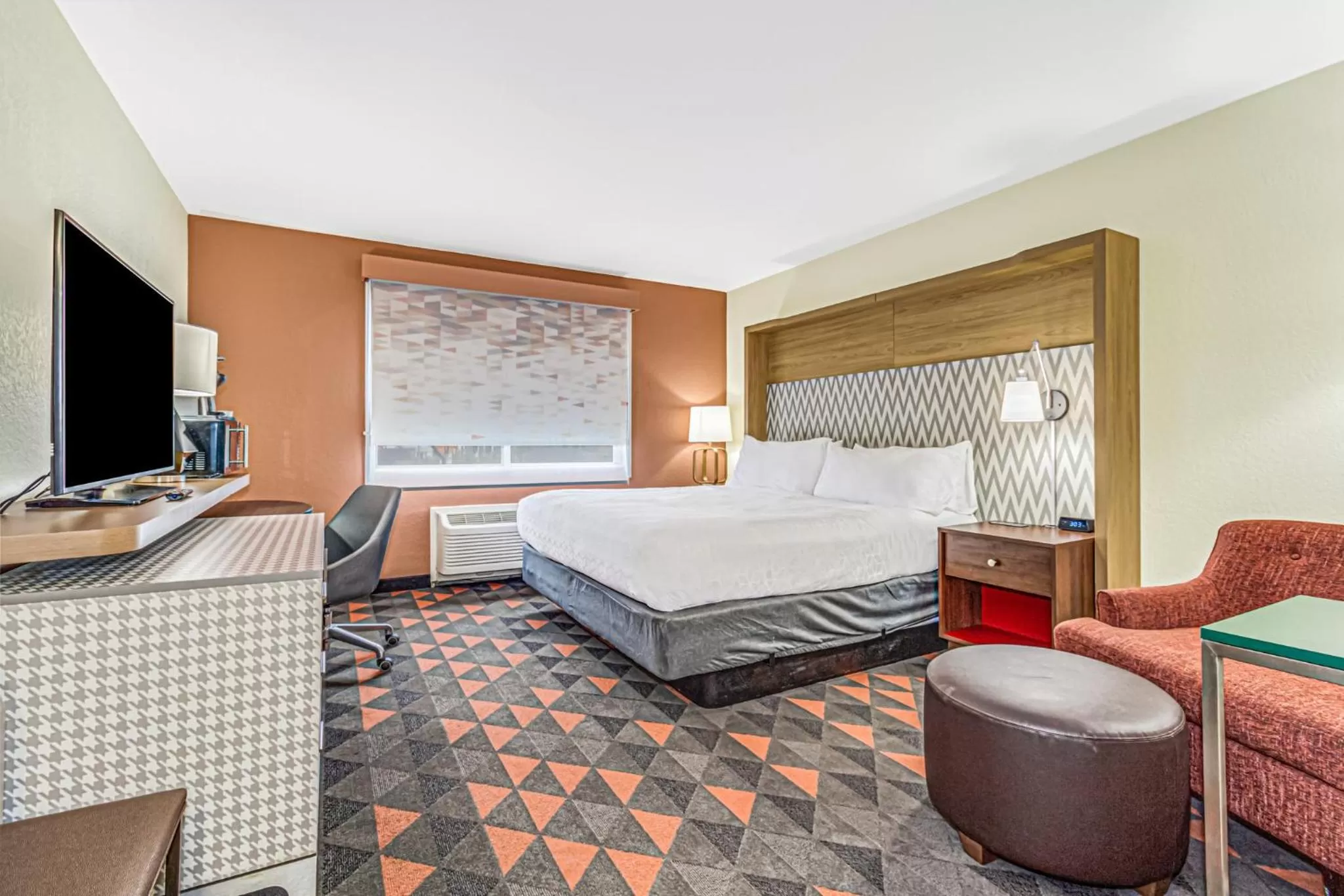 Photo of the whole room, Bed in Holiday Inn Spartanburg Northwest