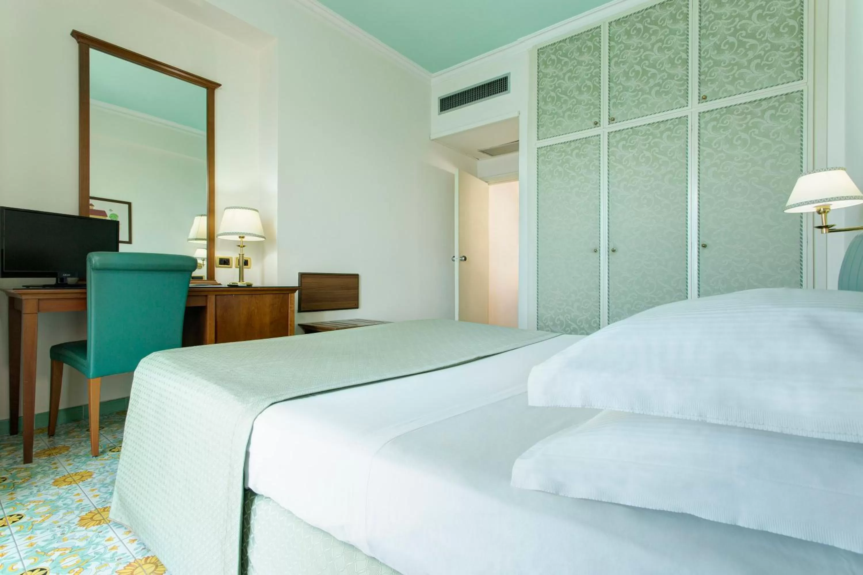 Photo of the whole room, Bed in Lloyd's Baia Hotel