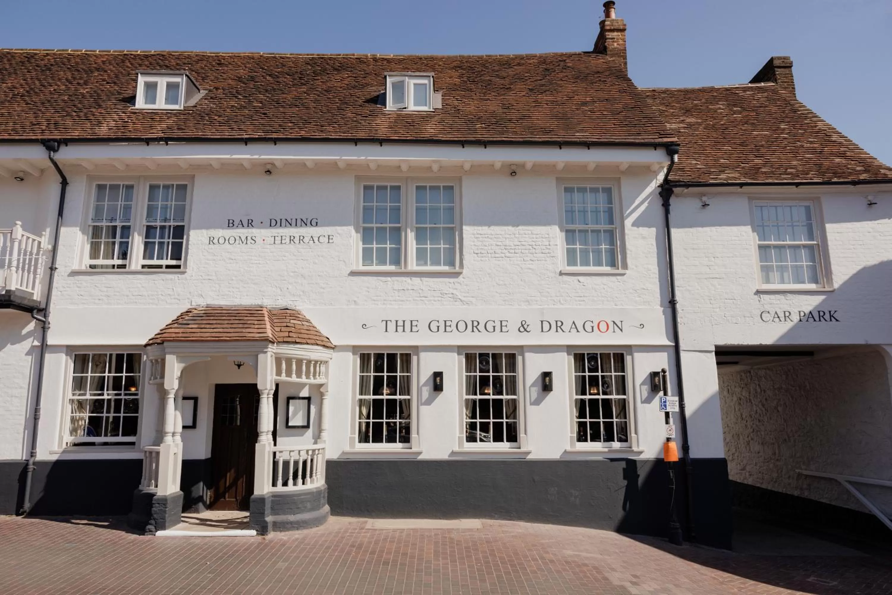 Facade/entrance in The George & Dragon