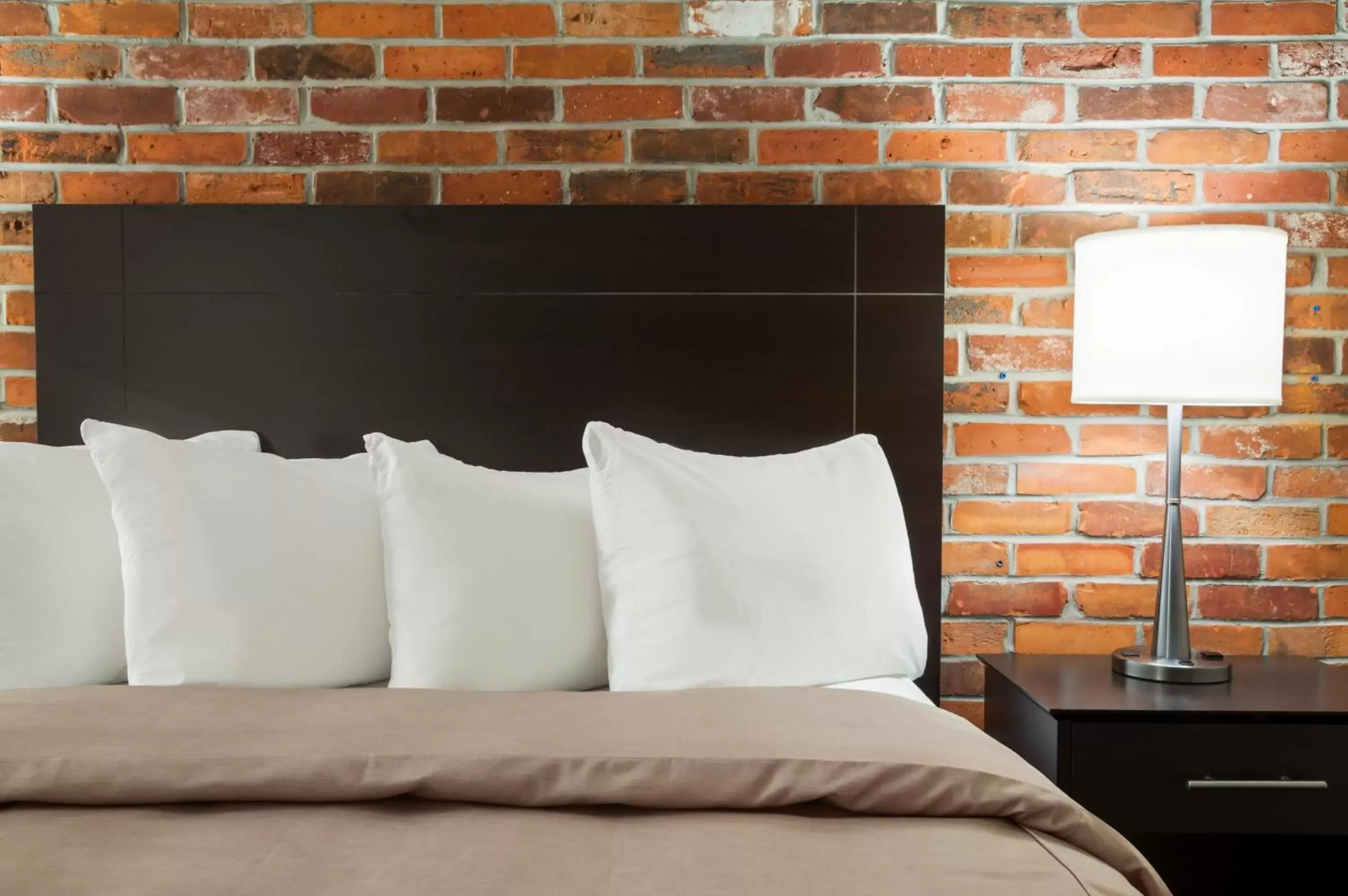 Queen Room - Non-Smoking in Super 8 by Wyndham Timmins ON Queen Room - Non-Smoking in Super 8 by Wyndham Timmins ON