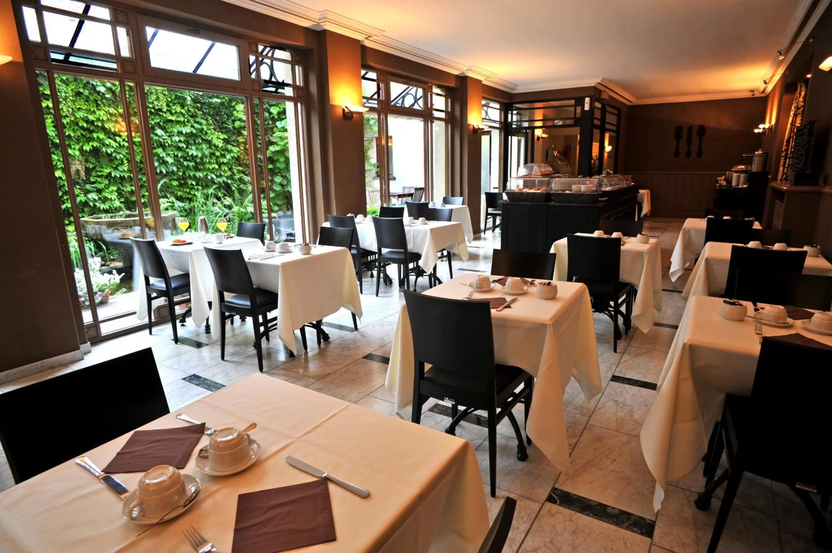 Restaurant/places to eat in Flanders Hotel