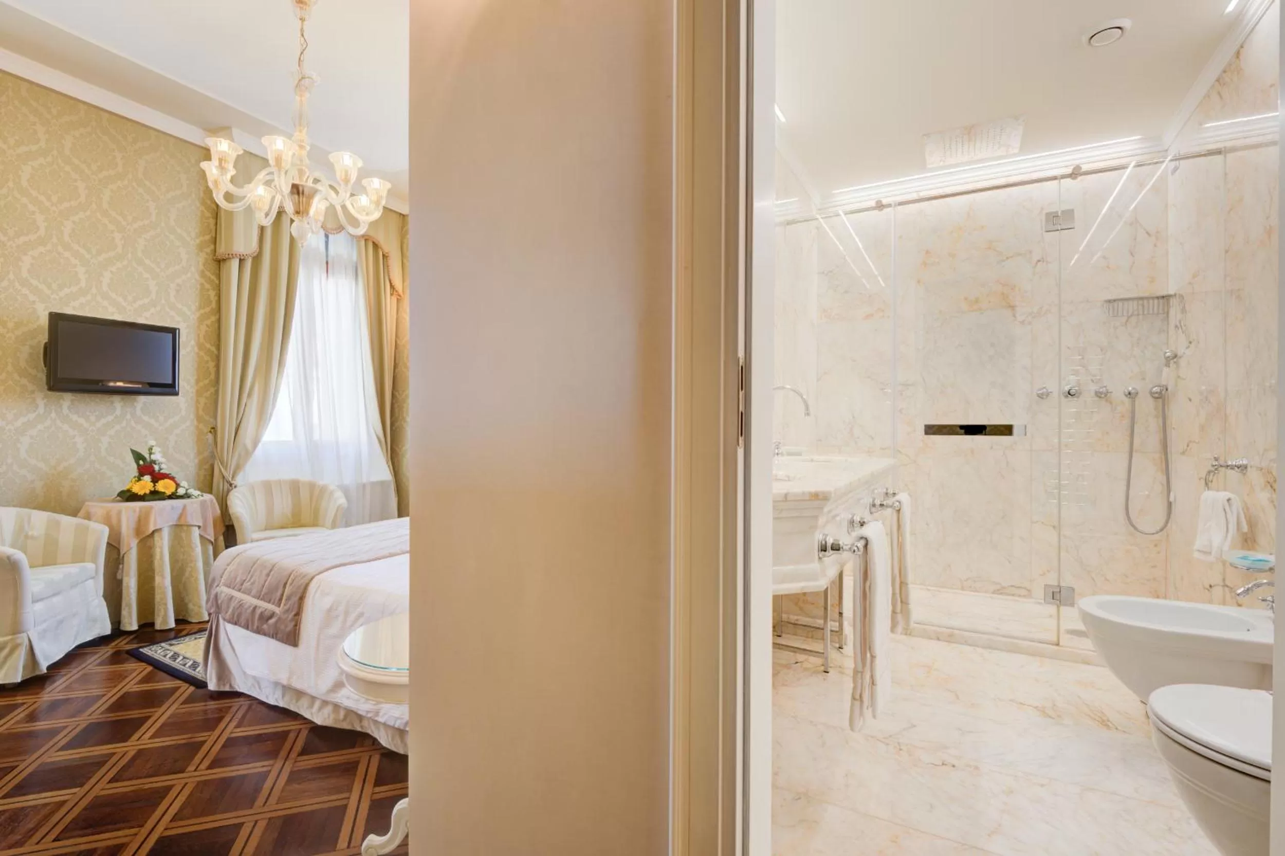 Bathroom, Bed in Hotel Al Duca Di Venezia