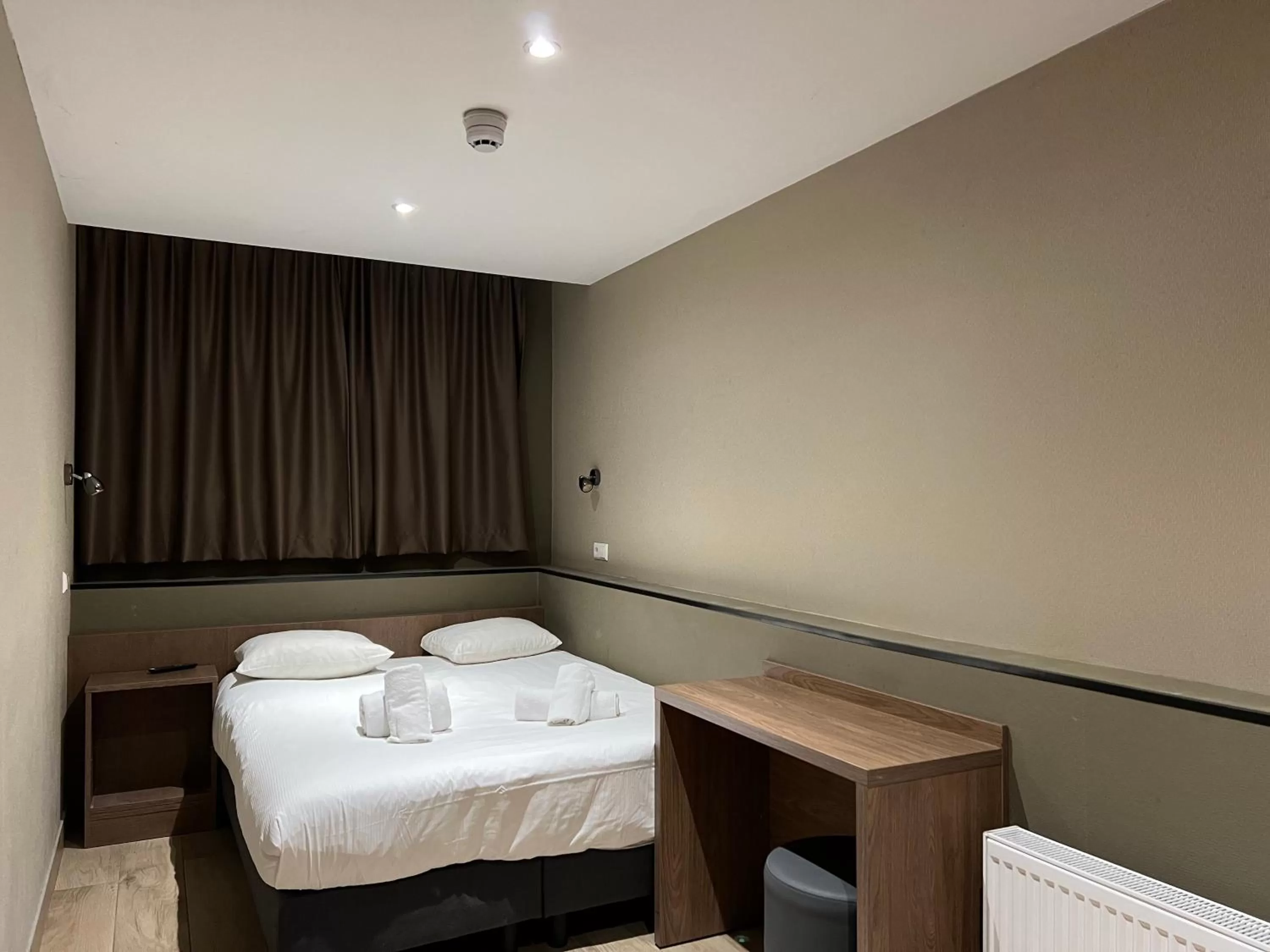 Bedroom, Bed in Blossoms City Hotel