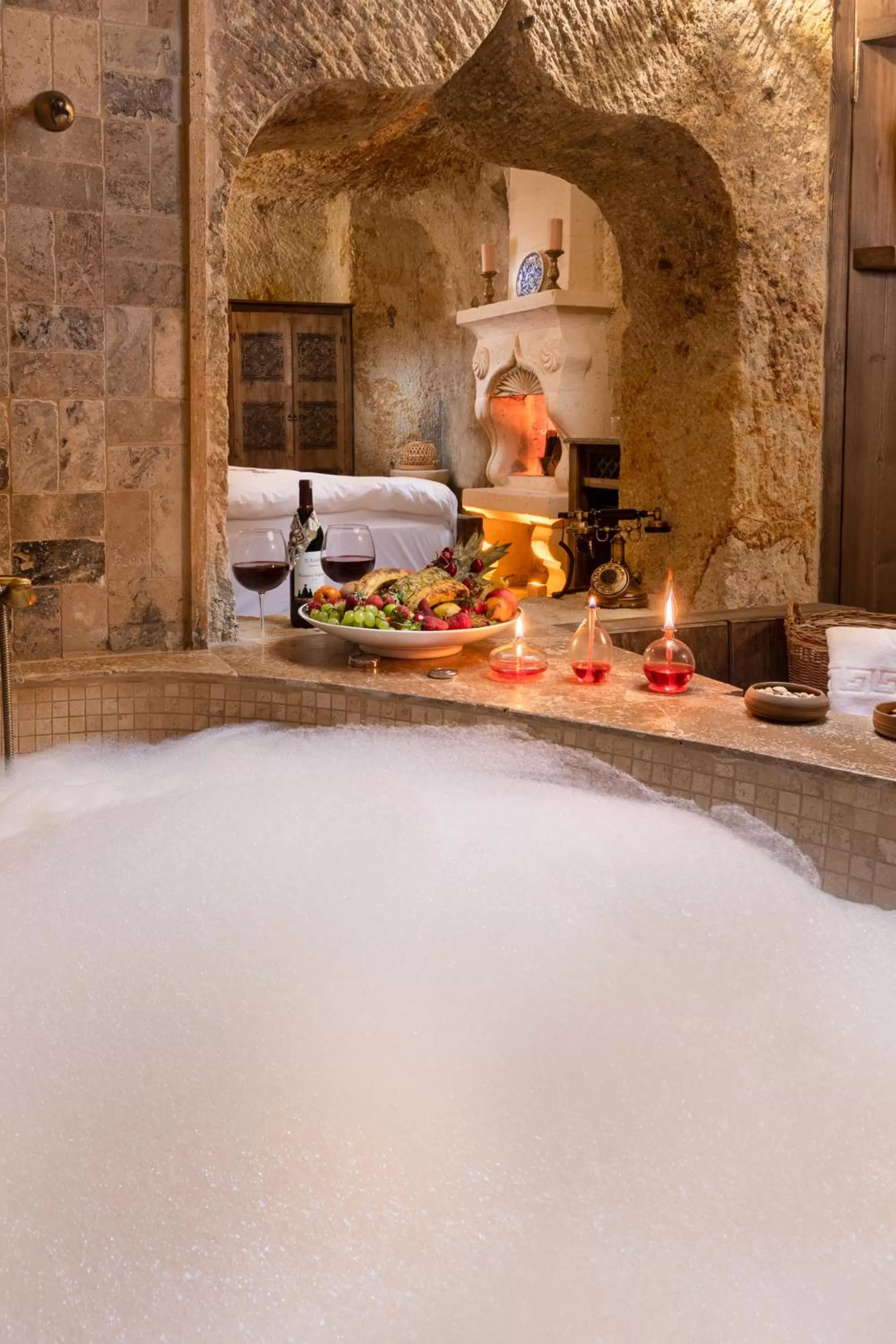 Hot Tub in Kayata Cave Suites Special Class