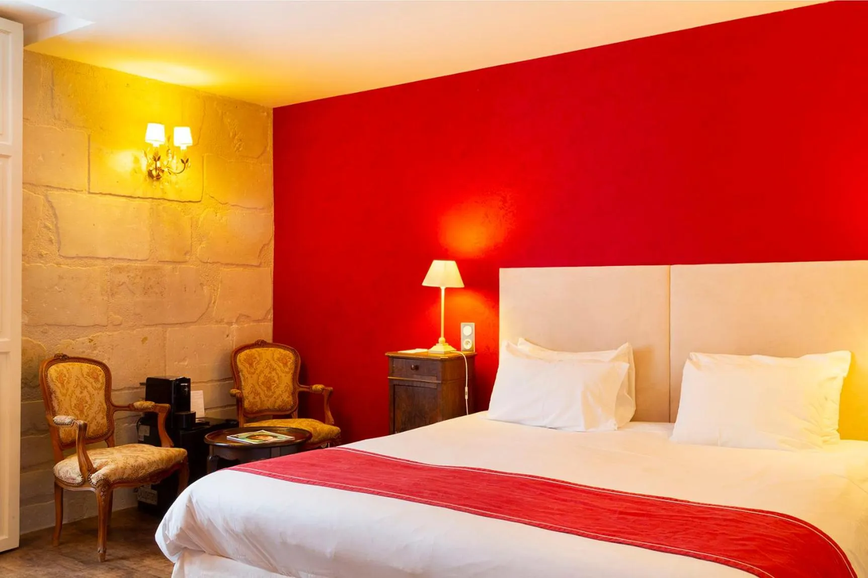 Bedroom, Bed in Hôtel Grand Monarque