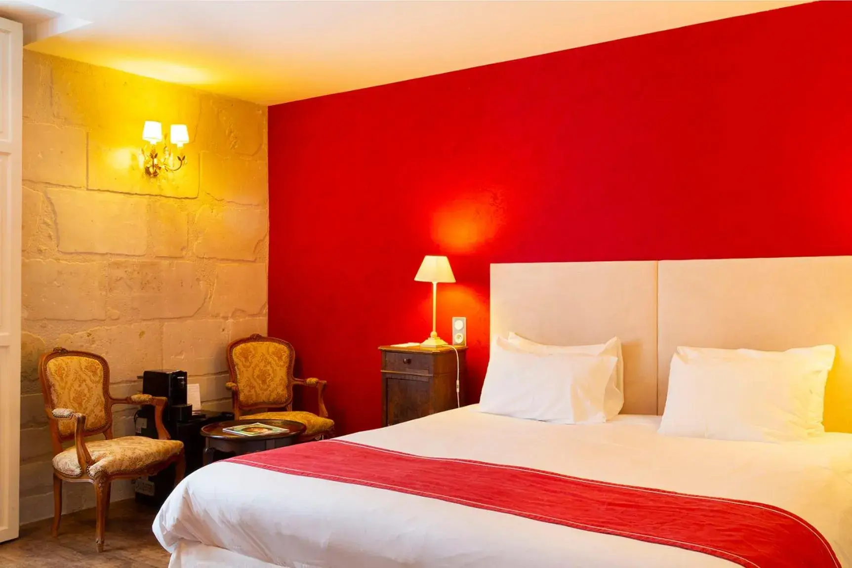 Comfort Double Room in Hôtel Grand Monarque Comfort Double Room in Hôtel Grand Monarque