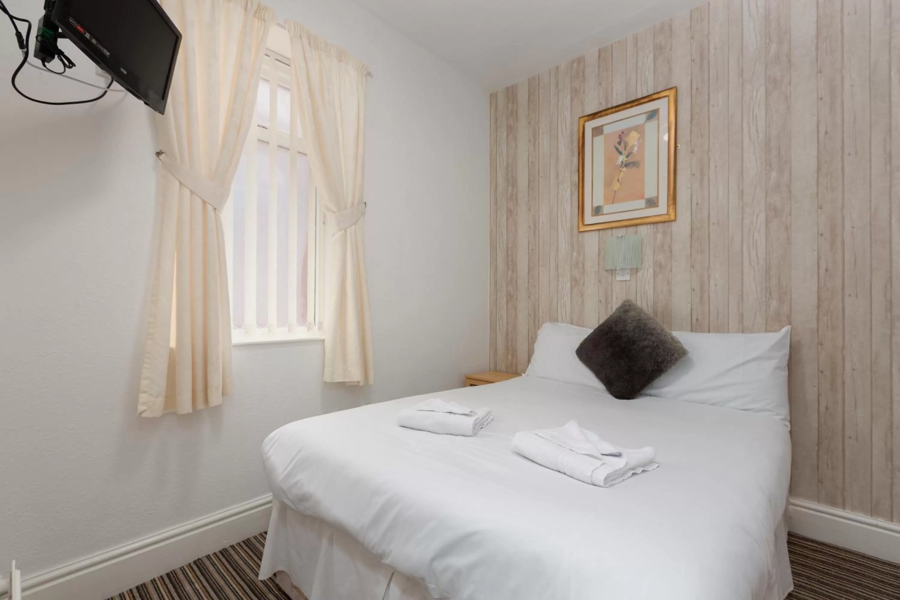 Bedroom, Bed in The Sandringham Court Hotel & Sports Bar-Groups Welcome here-High Speed Wi-Fi
