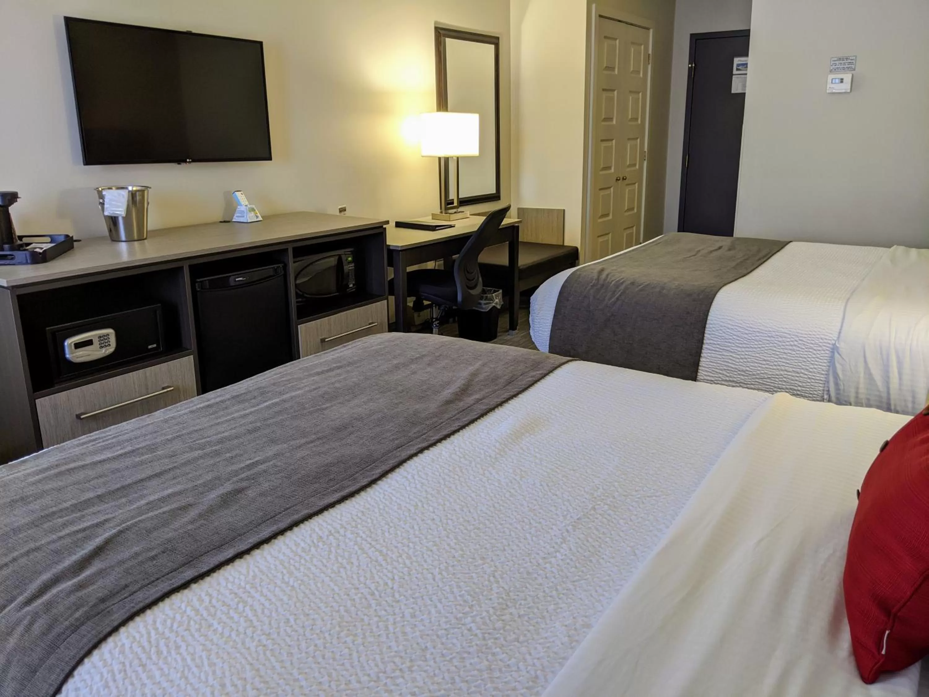 TV and multimedia, Bed in Chateau Bedford Trademark Collection by Wyndham