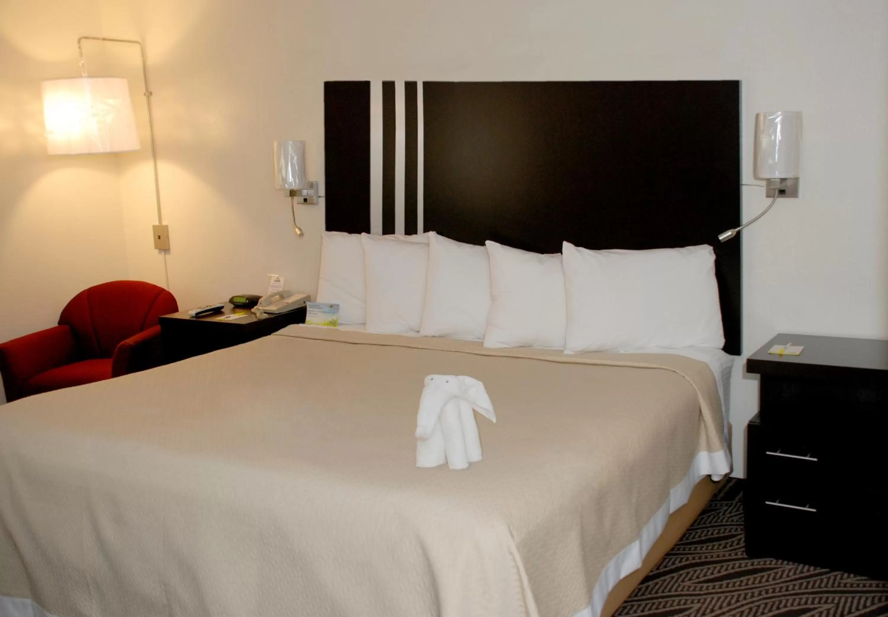 Bed in Days Inn by Wyndham Dyersburg