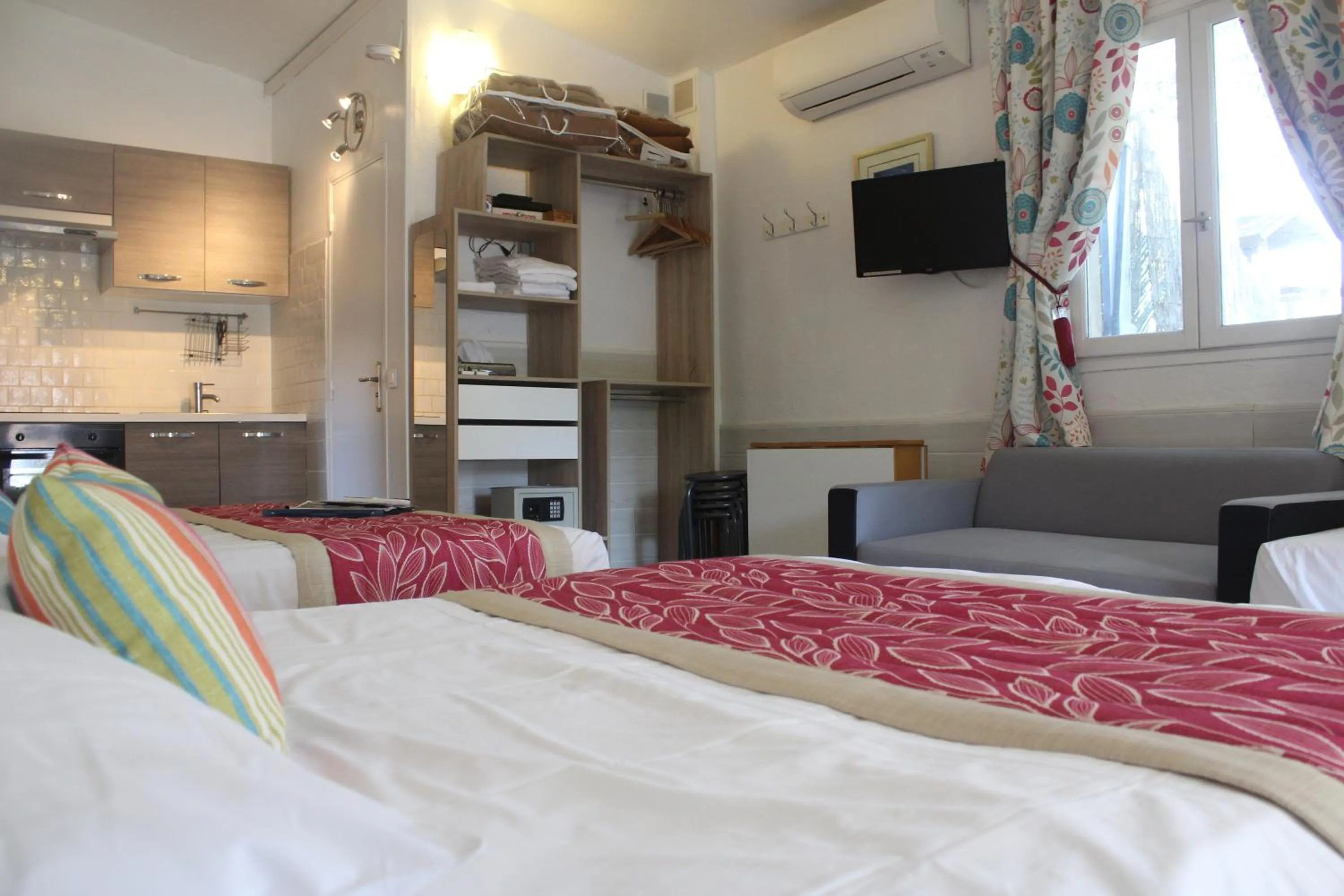 Photo of the whole room in Hotel Cayrons Vence & St Paul de Vence