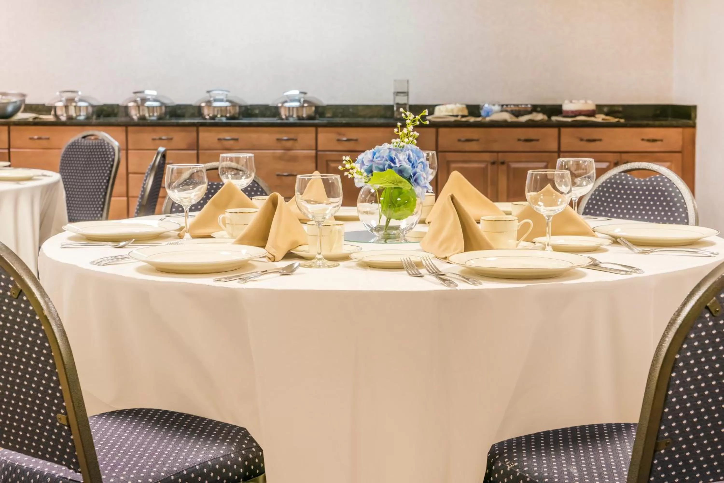 Food and drinks in Wyndham Garden Washington DC North