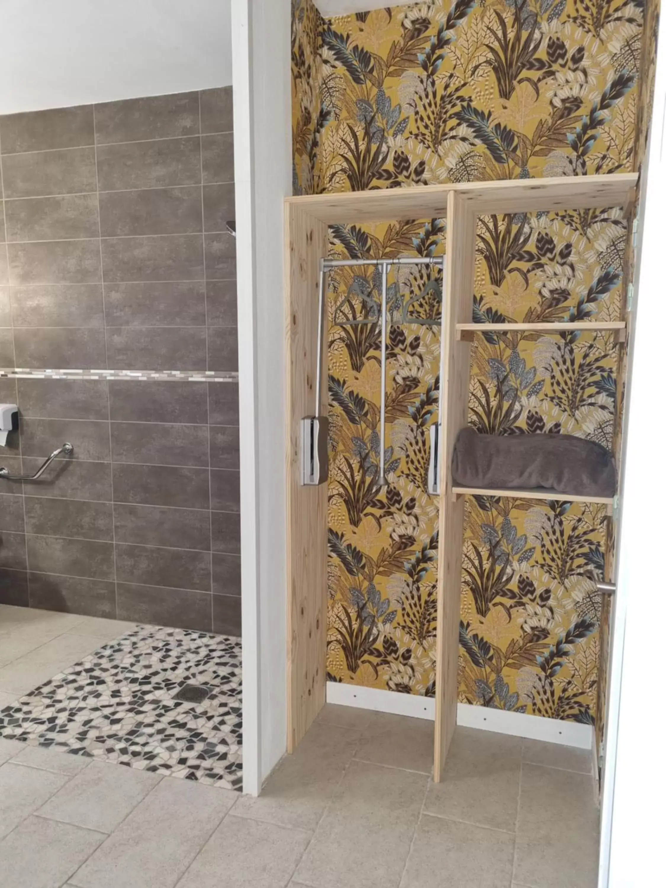 Double Room - Disability Access in Hotel Café de la Gare Double Room - Disability Access in Hotel Café de la Gare