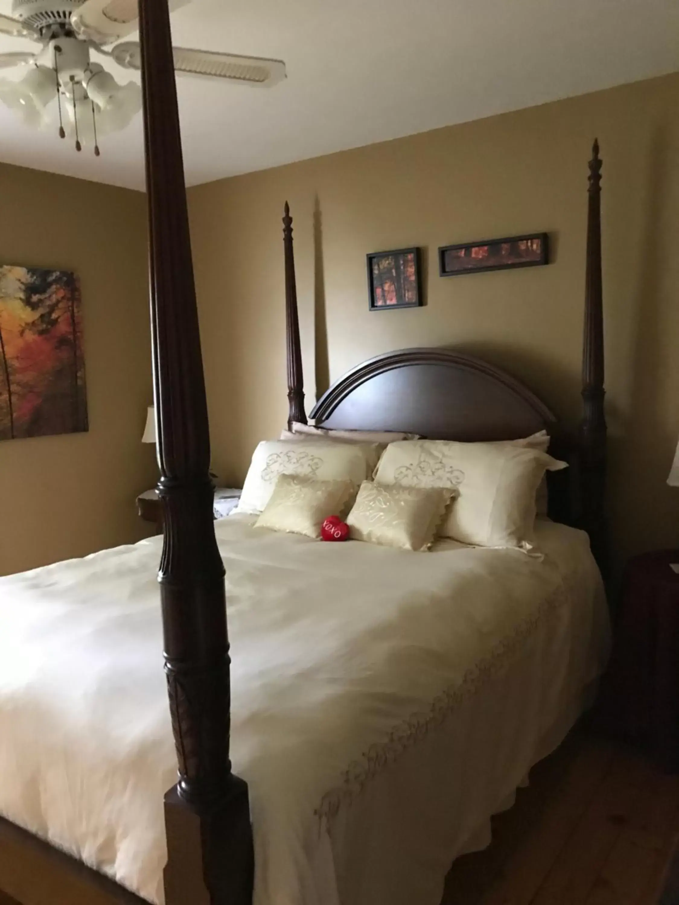 Queen Room in Toba's Bed & Breakfast Queen Room in Toba's Bed & Breakfast