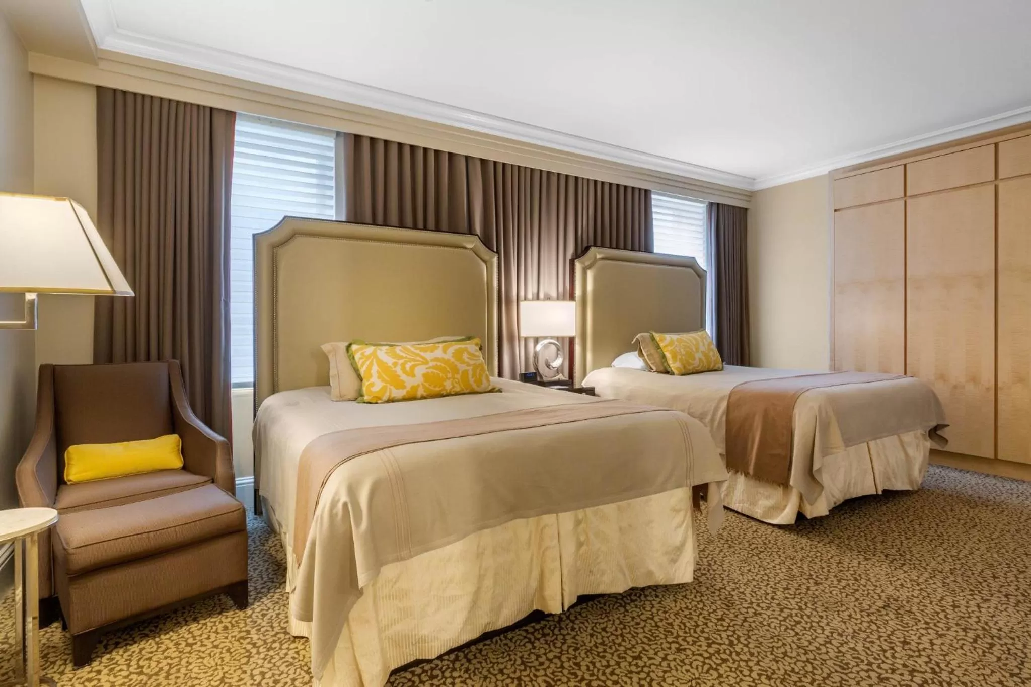 Photo of the whole room, Bed in Omni Berkshire Place