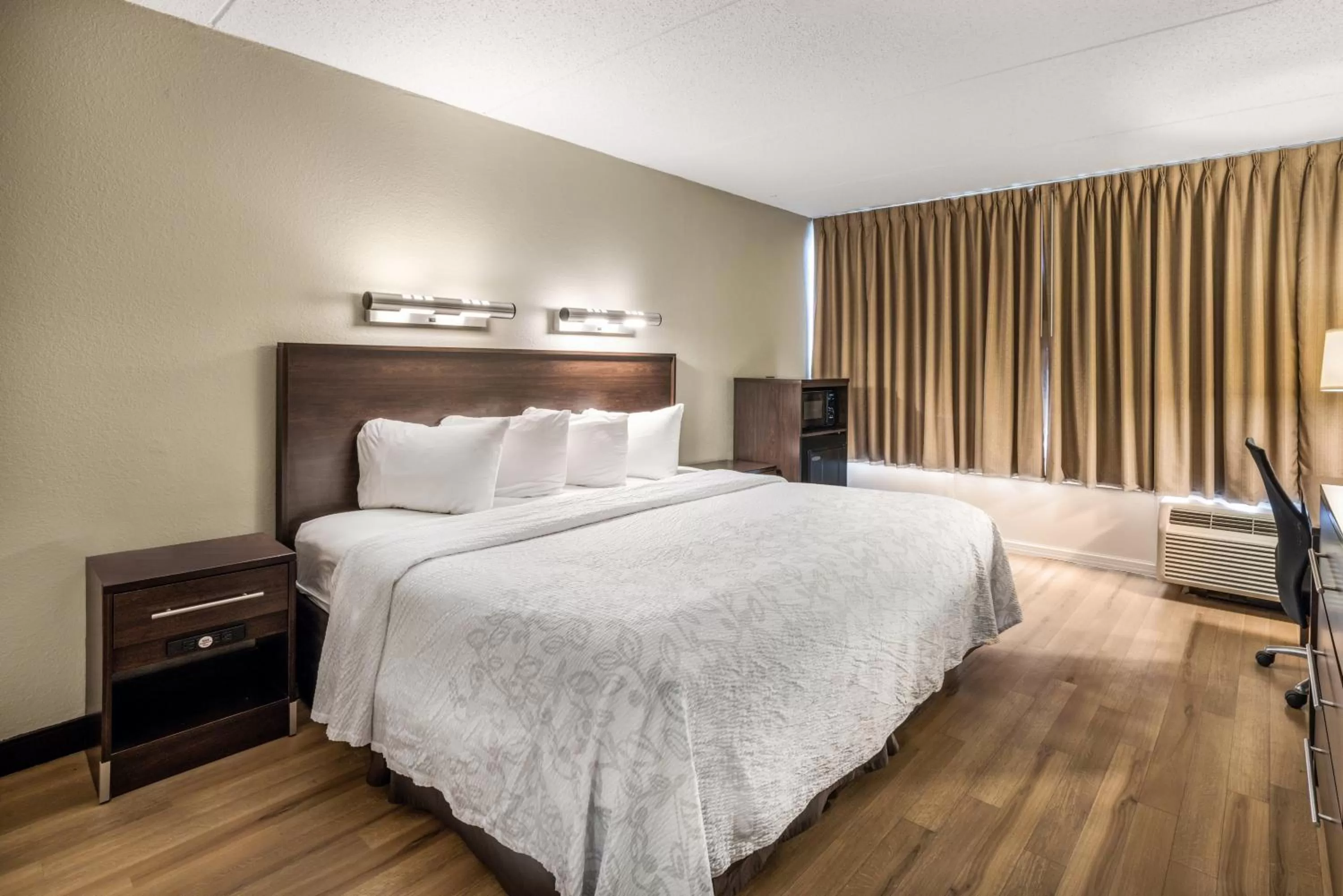 Bedroom, Bed in Red Roof Inn PLUS+ Boston - Woburn/ Burlington