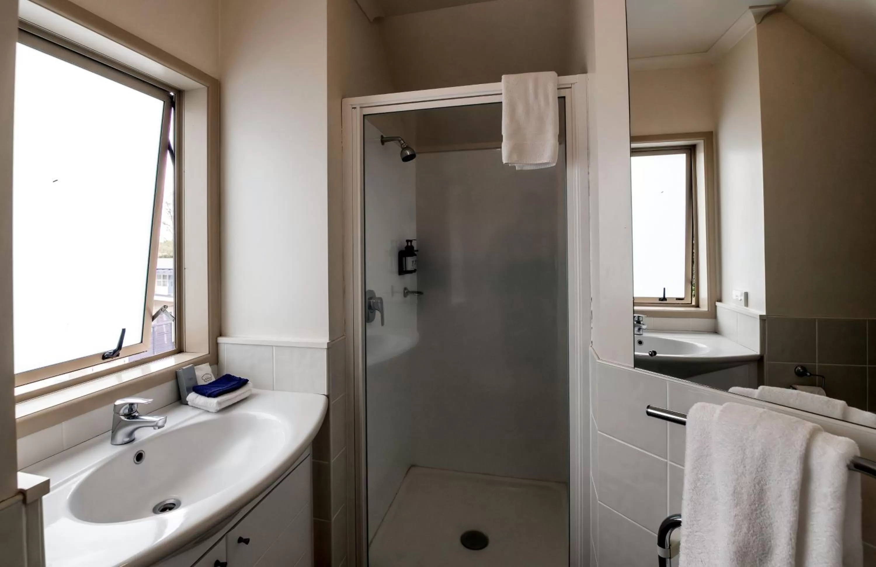 Shower, Bathroom in Best Western Braeside Rotorua