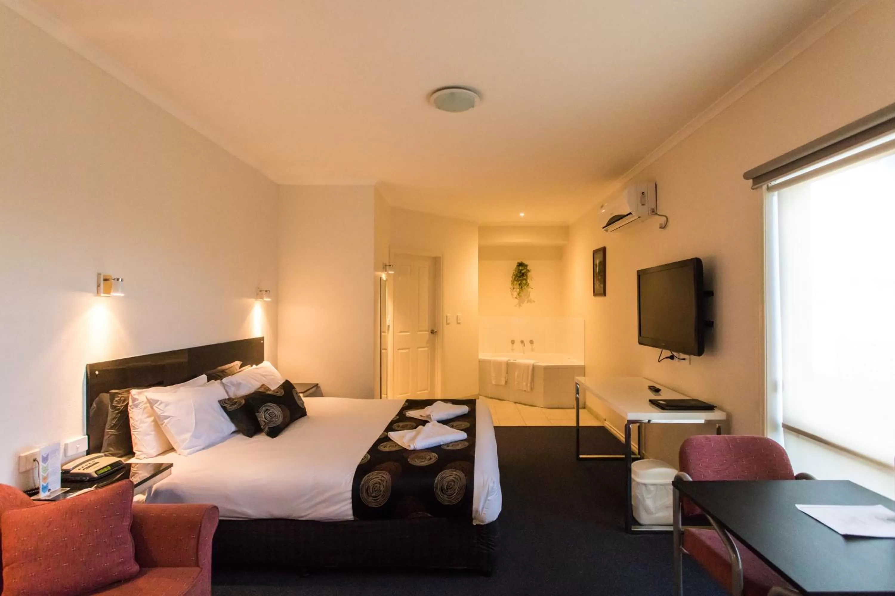 Bedroom, Bed in Best Western Mill Park Motor Inn