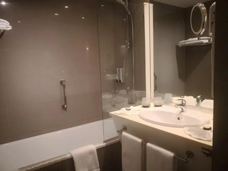 Bathroom in Grand Hôtel Du Tonneau D'Or