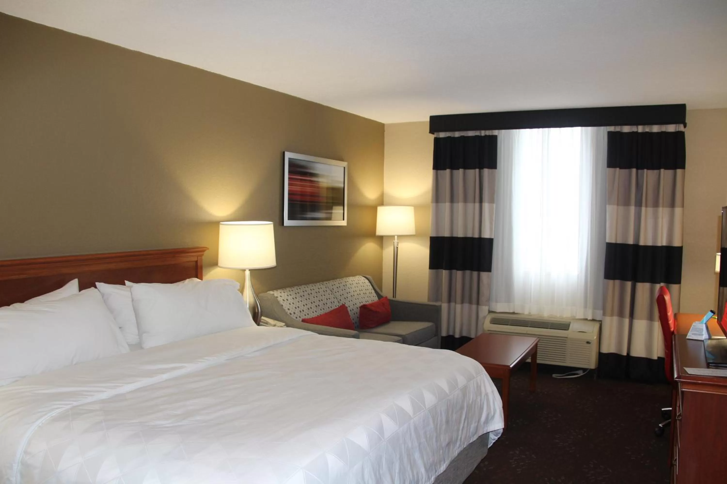 Photo of the whole room, Bed in Holiday Inn Alexandria by IHG