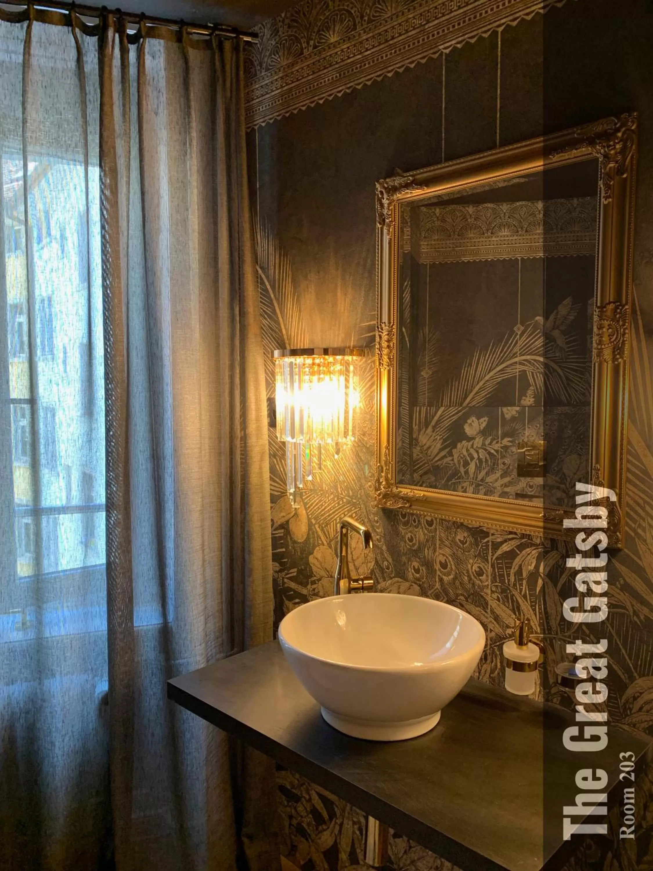 Shower in The Henry Self Check-In Guesthouse