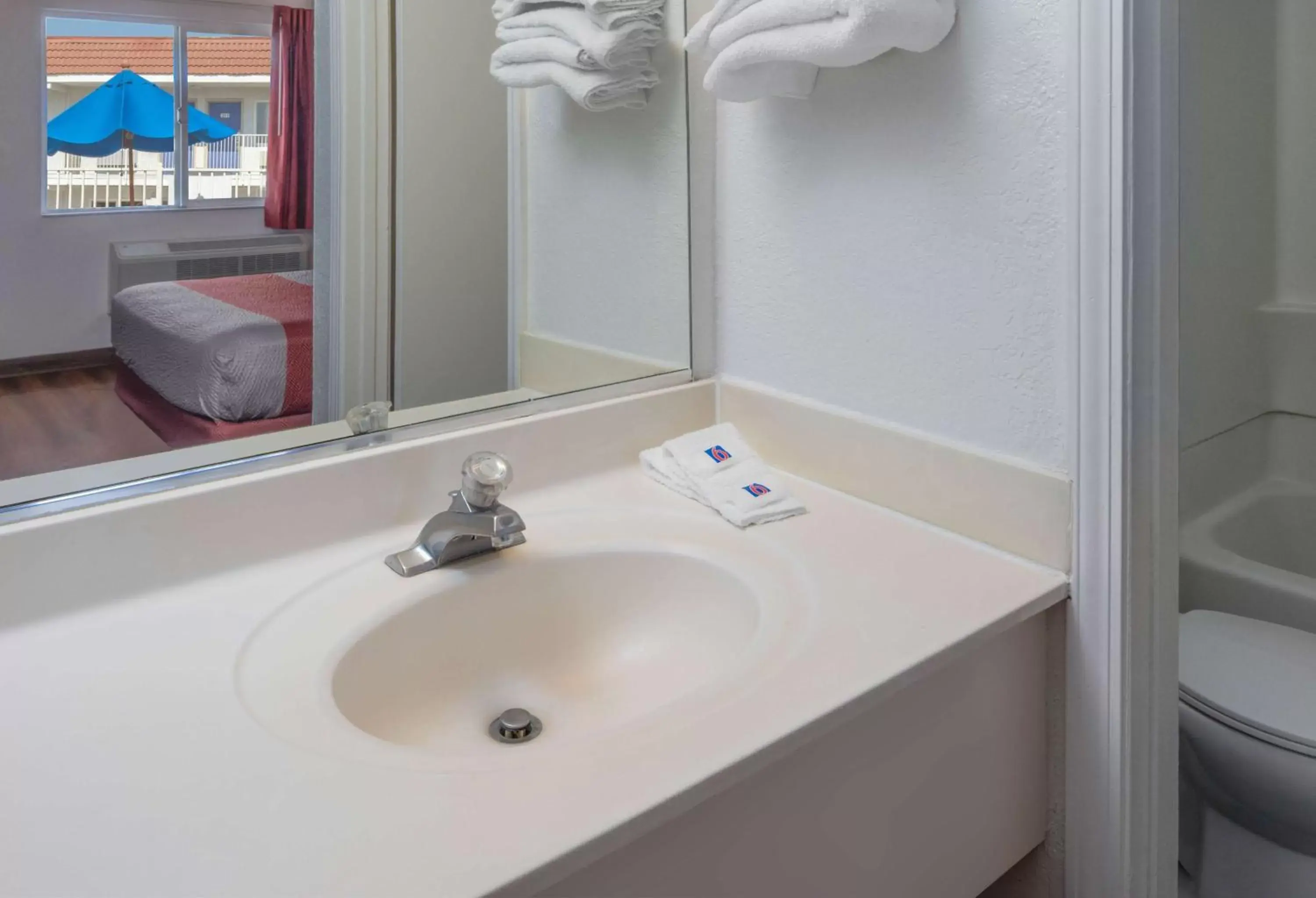 Standard Queen Room in Motel 6-Sepulveda, CA - Los Angeles - Van Nuys - North Hills Standard Queen Room in Motel 6-Sepulveda, CA - Los Angeles - Van Nuys - North Hills