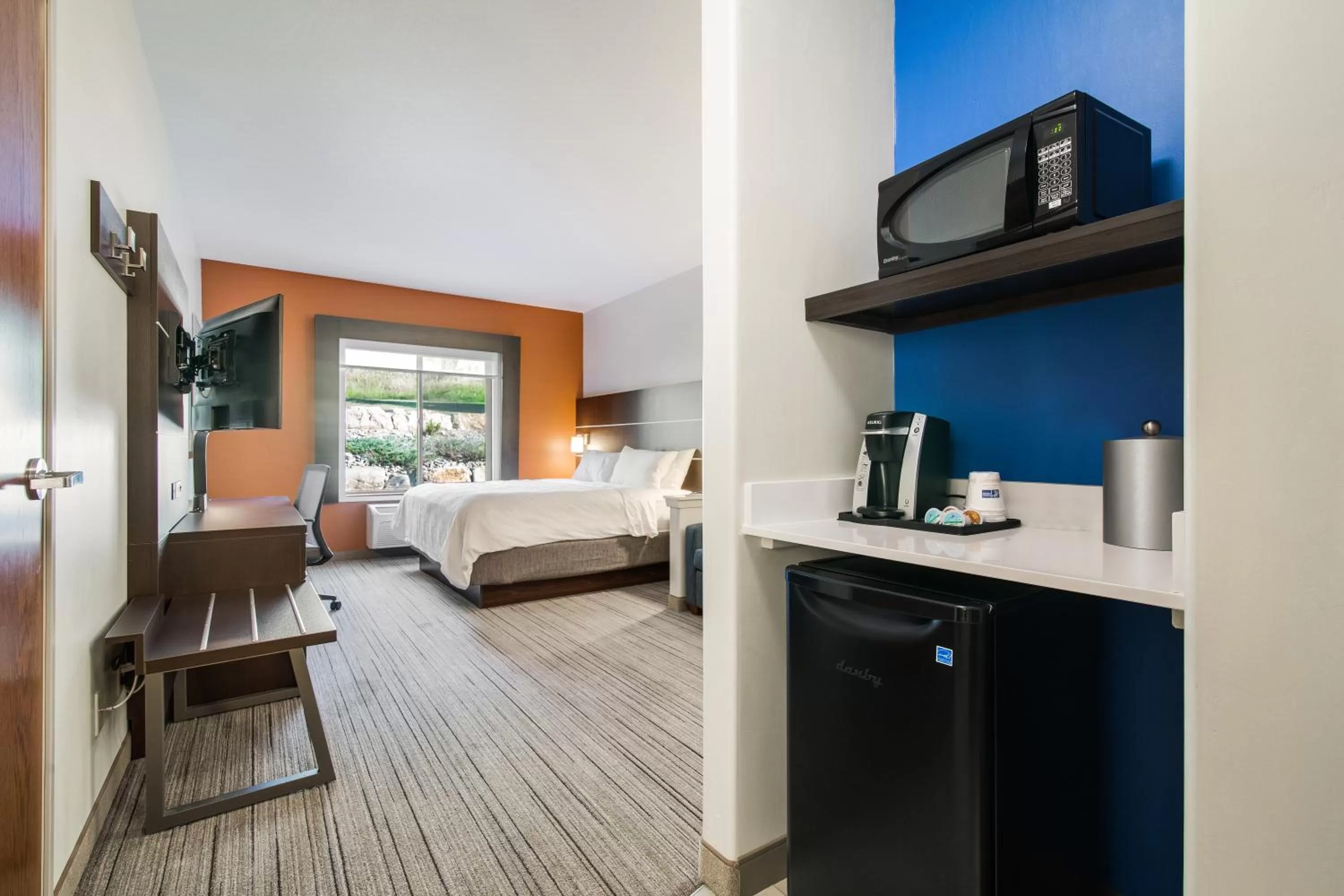 Coffee/tea facilities, Bed in Holiday Inn Express & Suites Custer-Mt Rushmore