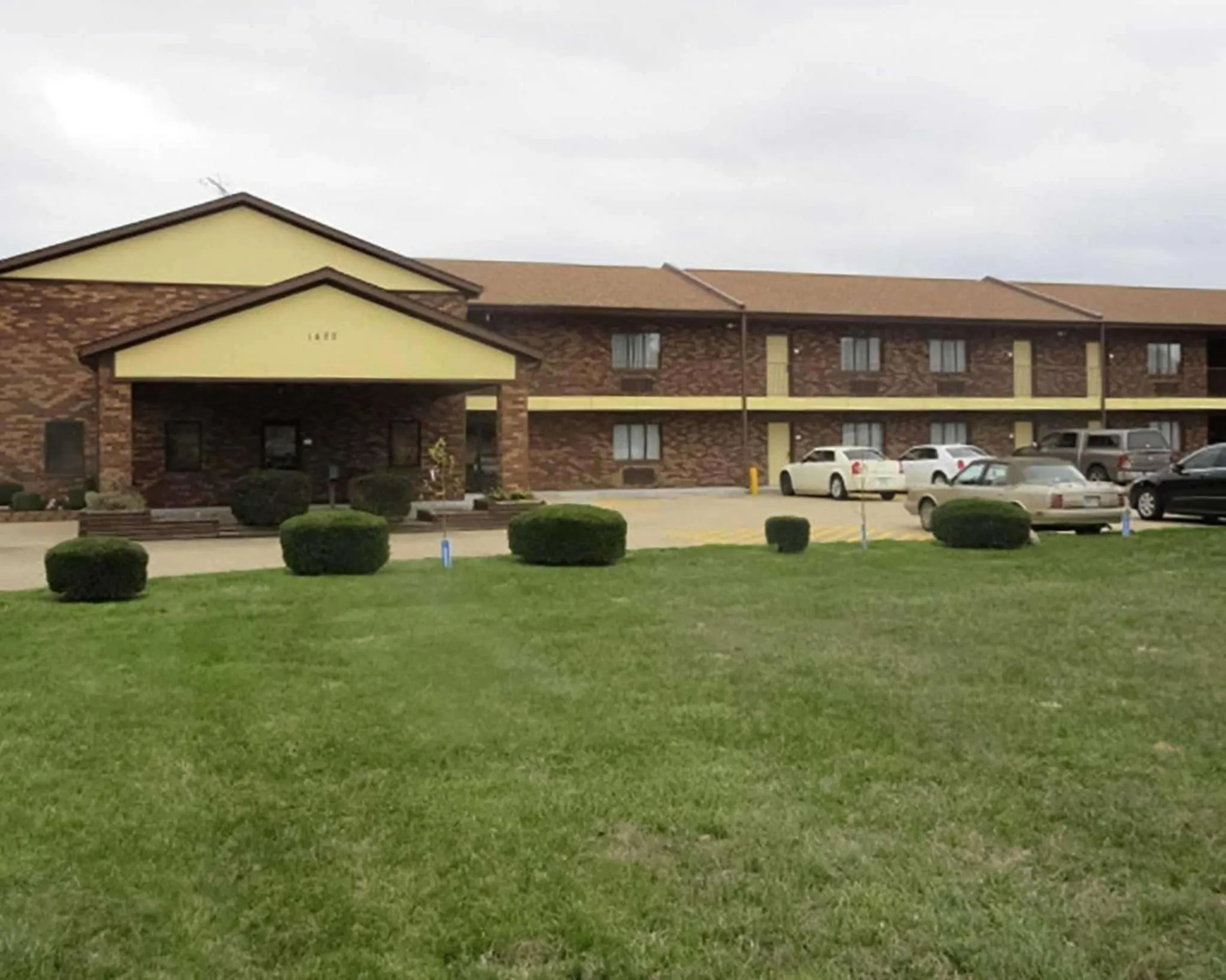 Property building in Quality Inn Farmington