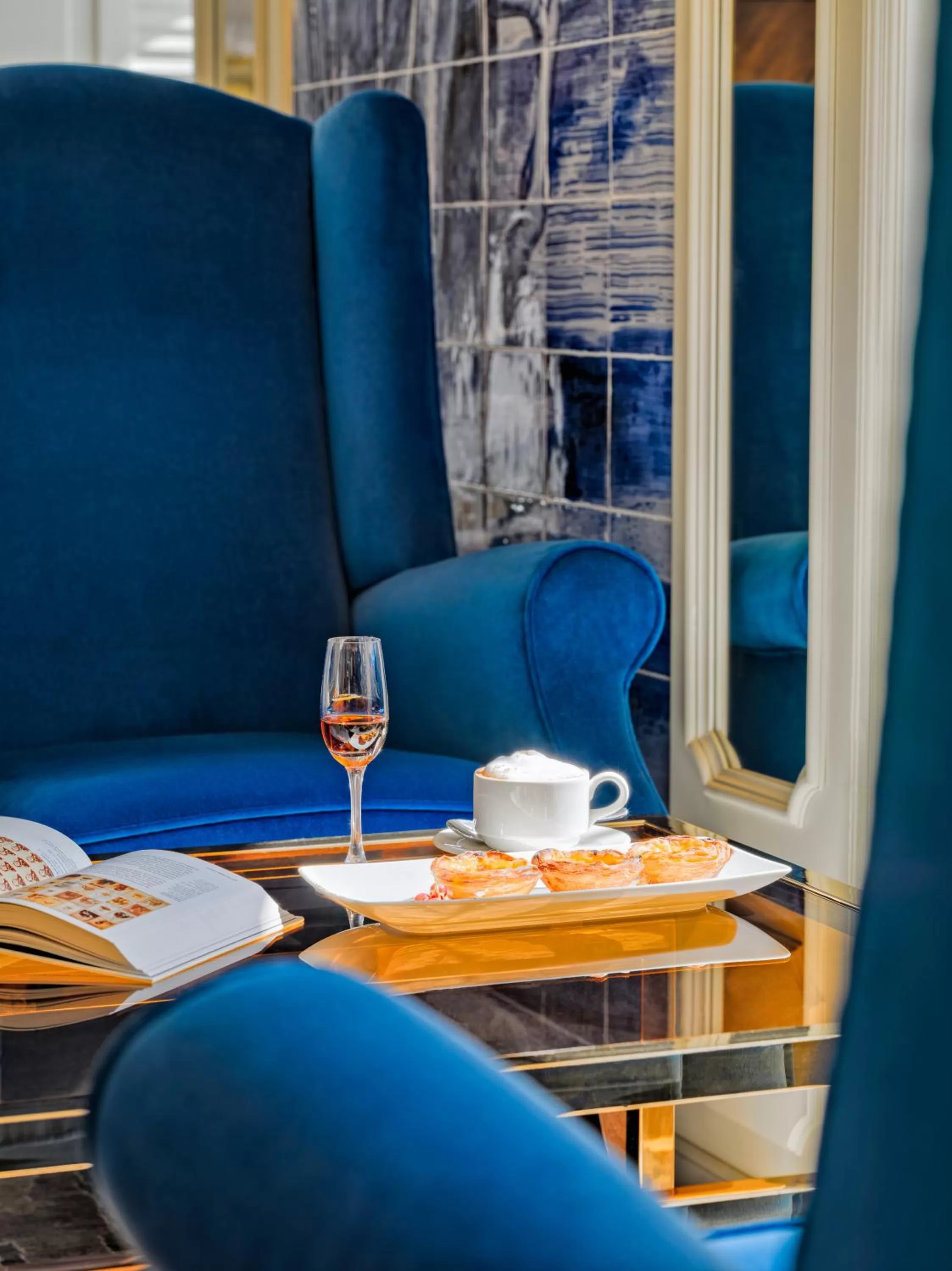 Lounge or bar in H10 Duque de Loule