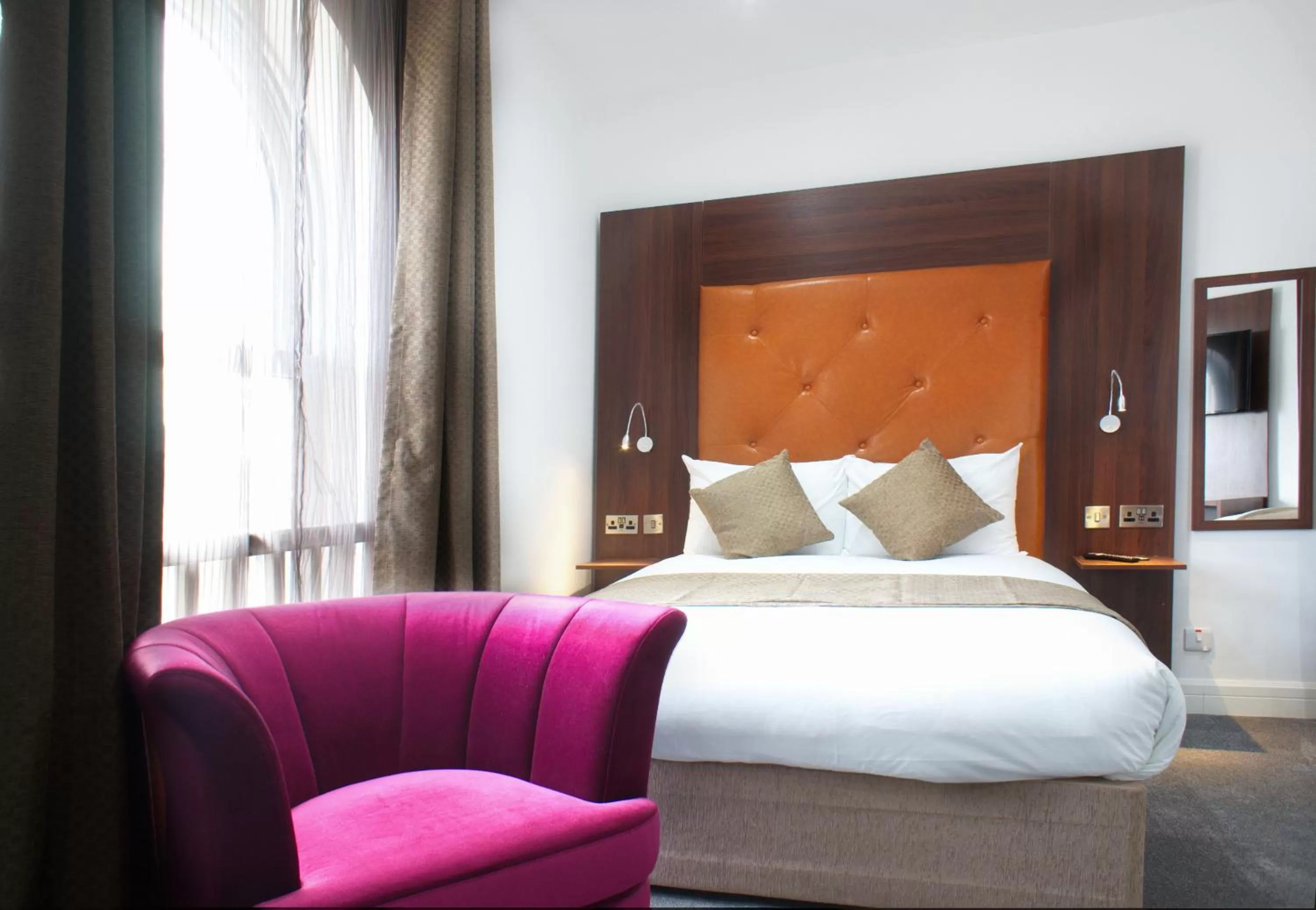 Bed in Trivelles Rochester Hotel