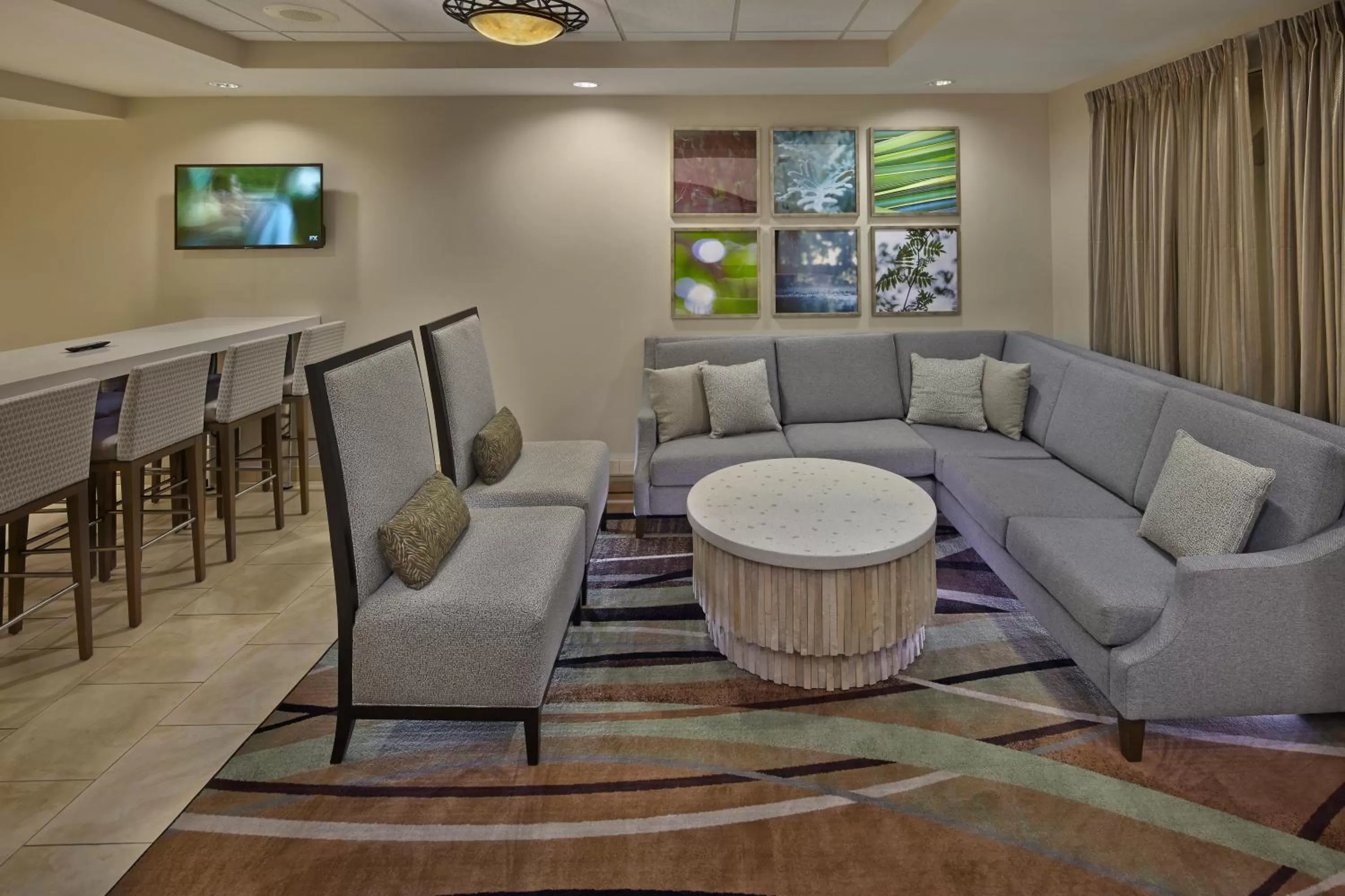 Communal lounge/ TV room in SummerPlace Inn