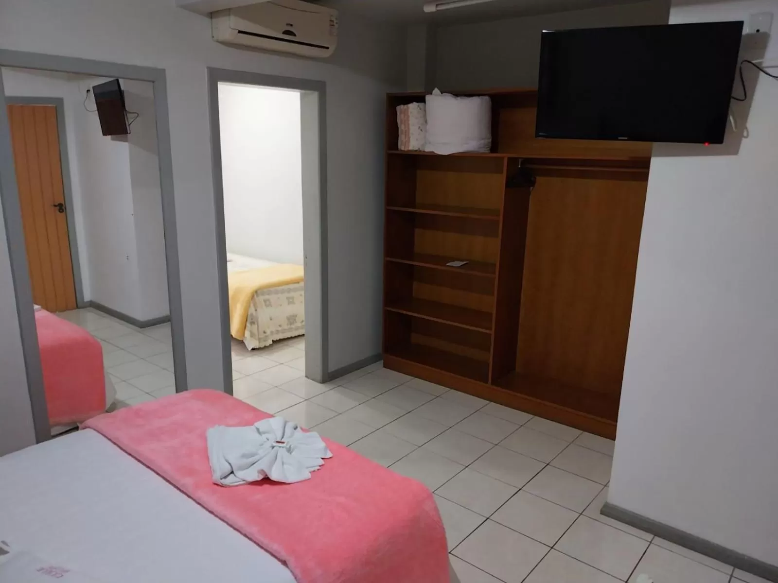 Bed, TV/Entertainment Center in Colle Tourist Hotel