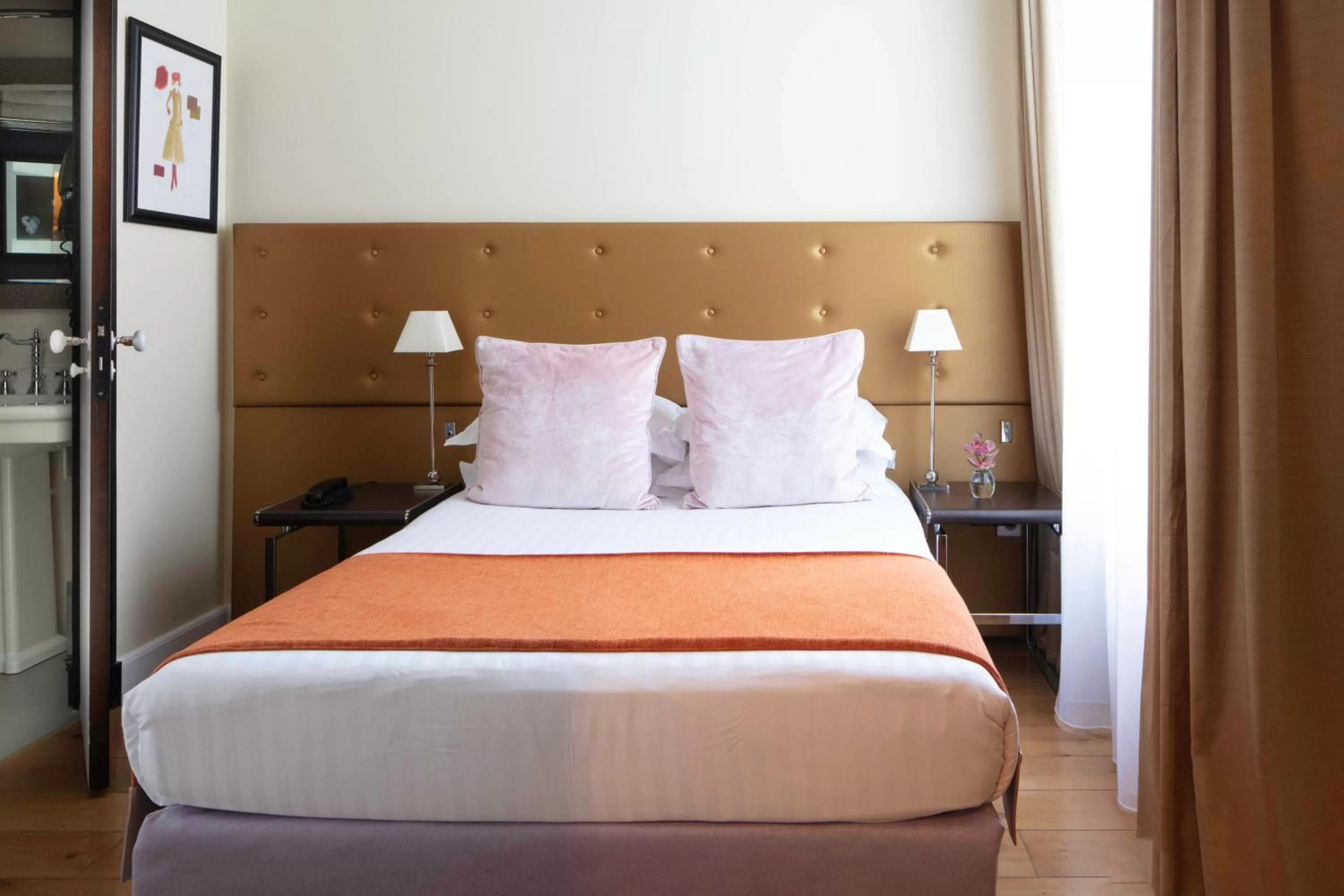 Bed in Le 123 Elysees - Astotel