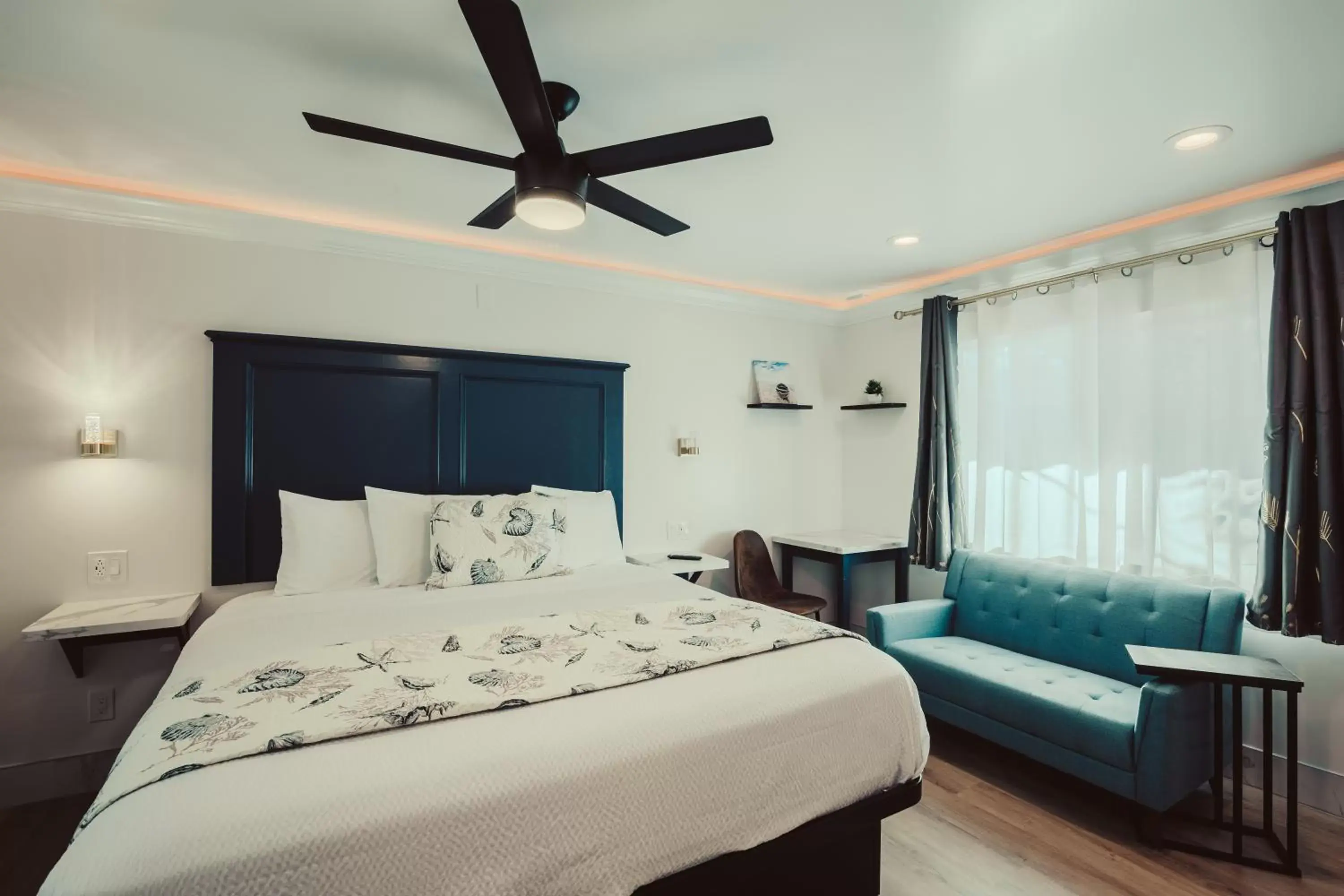 King Suite - Non-Smoking, No Pets in Blufftop Inn & Suites - Wharf/Restaurant District King Suite - Non-Smoking, No Pets in Blufftop Inn & Suites - Wharf/Restaurant District