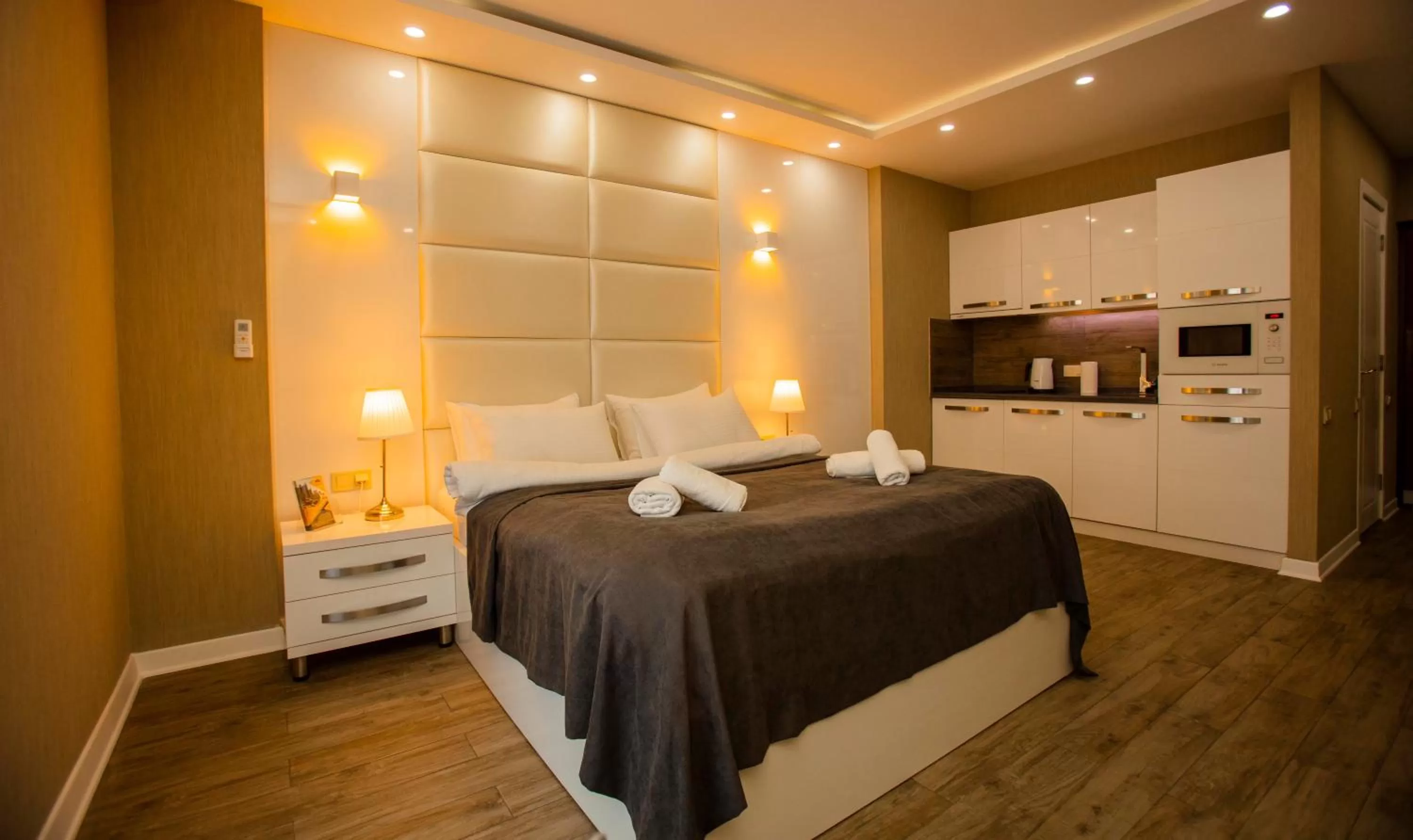 Kitchen or kitchenette, Bed in Aparthotel Holiday Lux Batumi