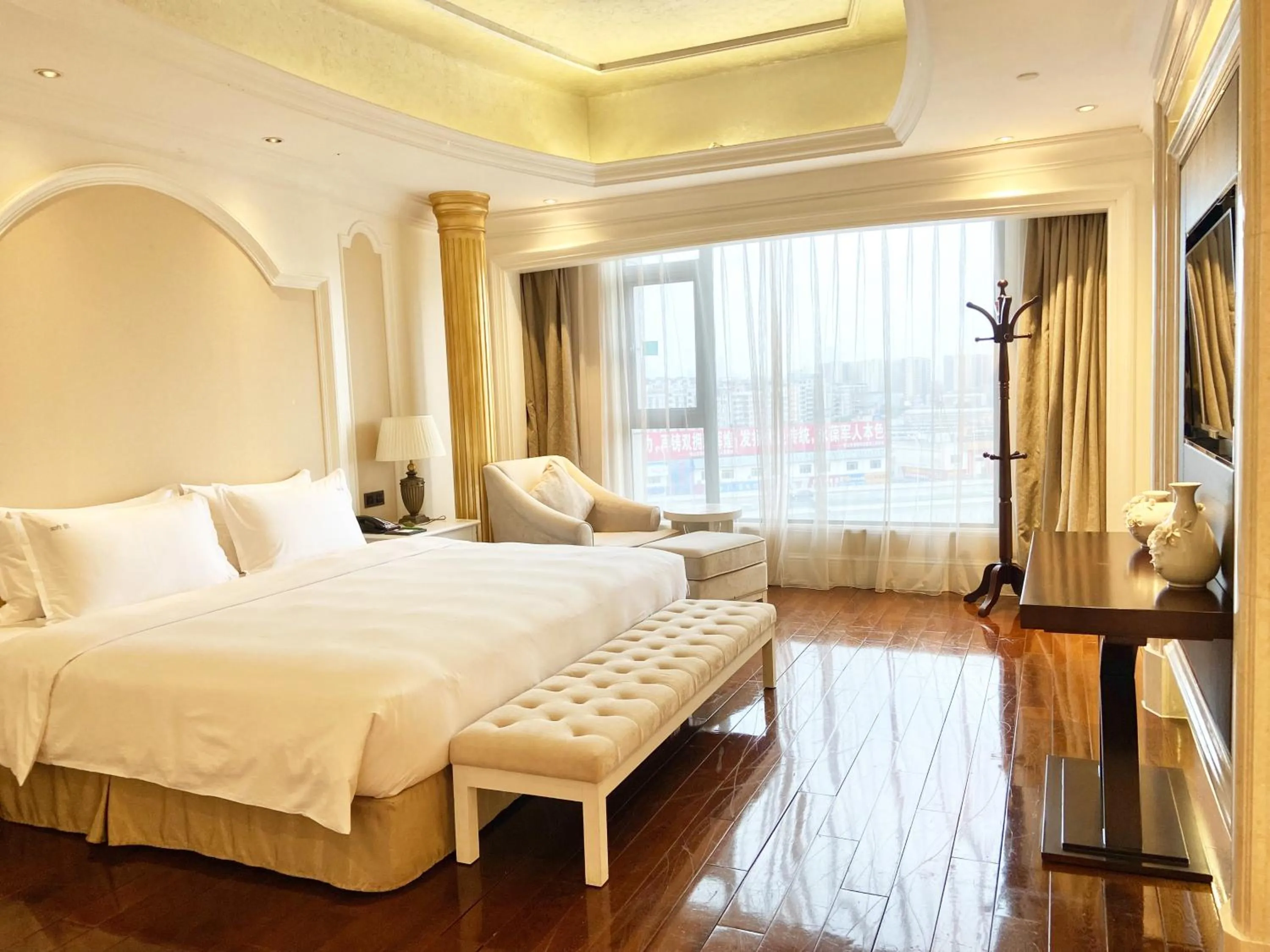 Photo of the whole room, Bed in Holiday Inn Foshan Nanhai Central by IHG