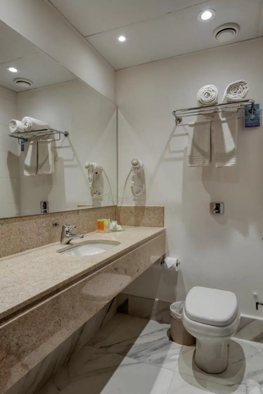 Bathroom in Comfort Suítes Vitória