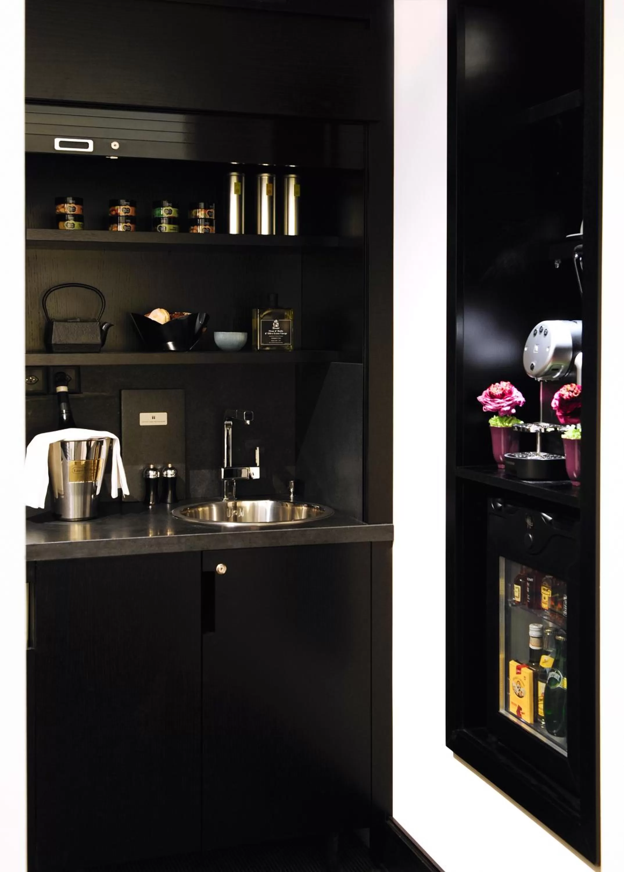 Coffee/tea facilities in Hôtel Tiffany by Fassbind