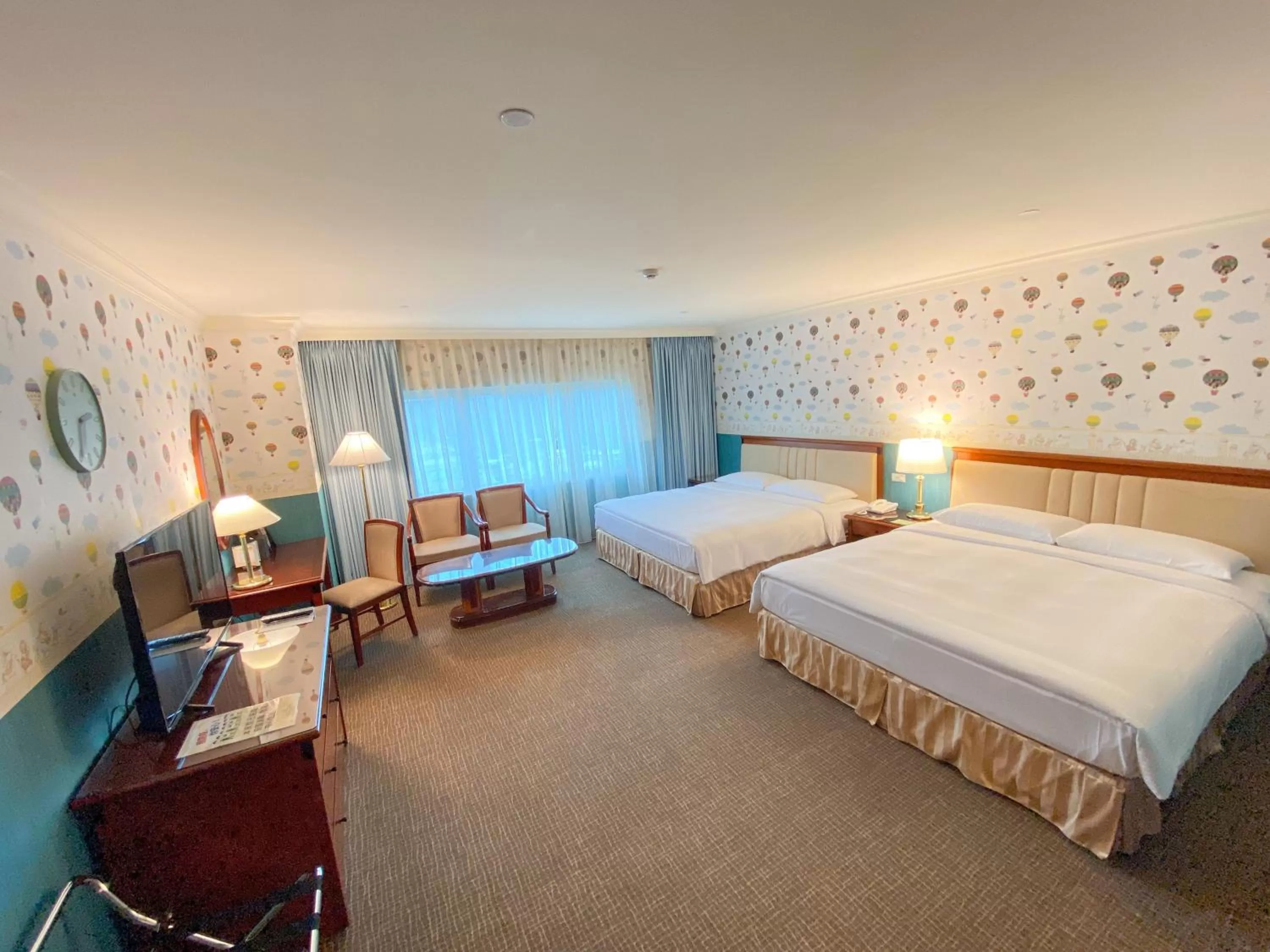 Living room, Bed in Evergreen Laurel Hotel - Keelung