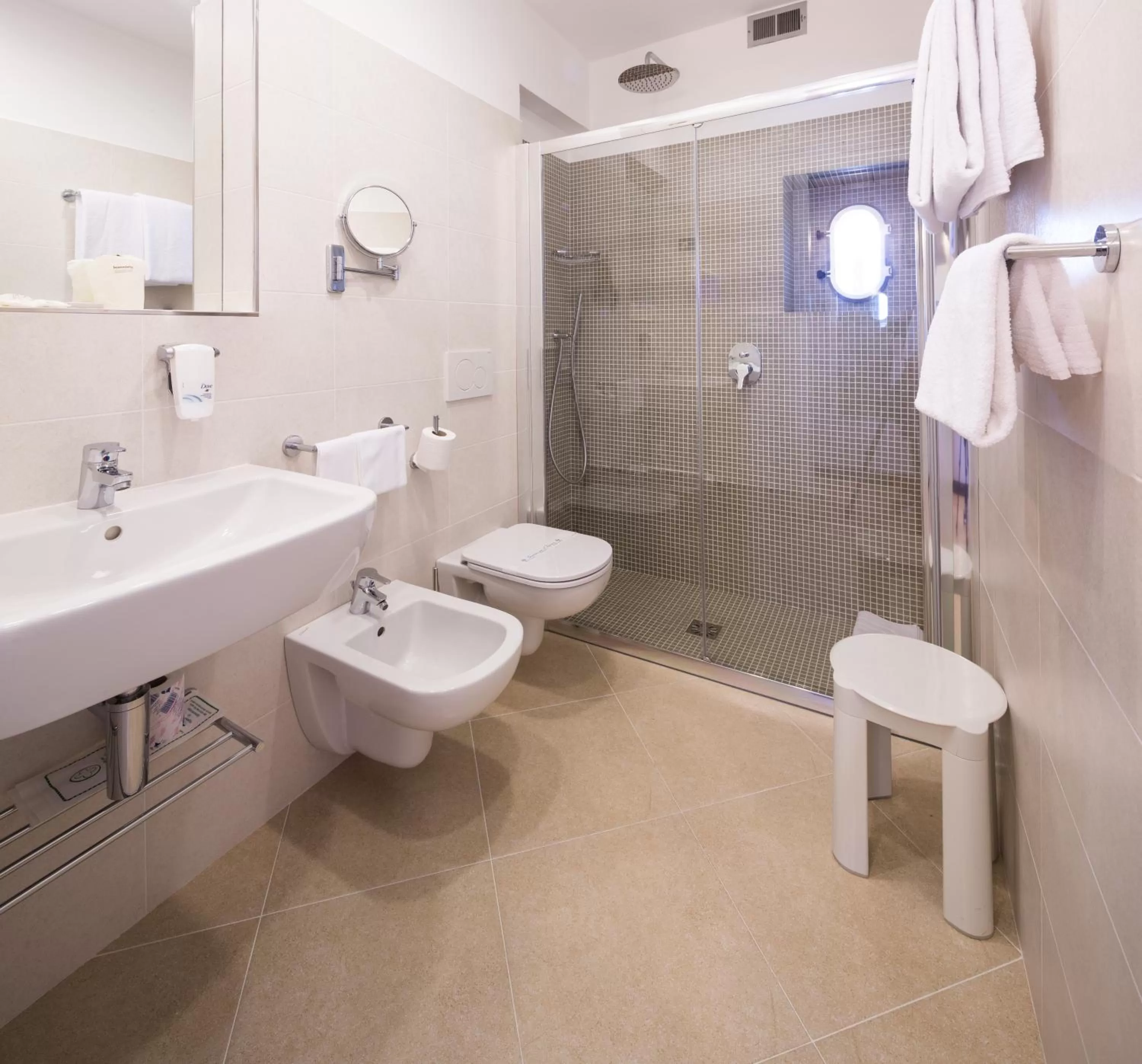 Shower in Best Western Regina Elena