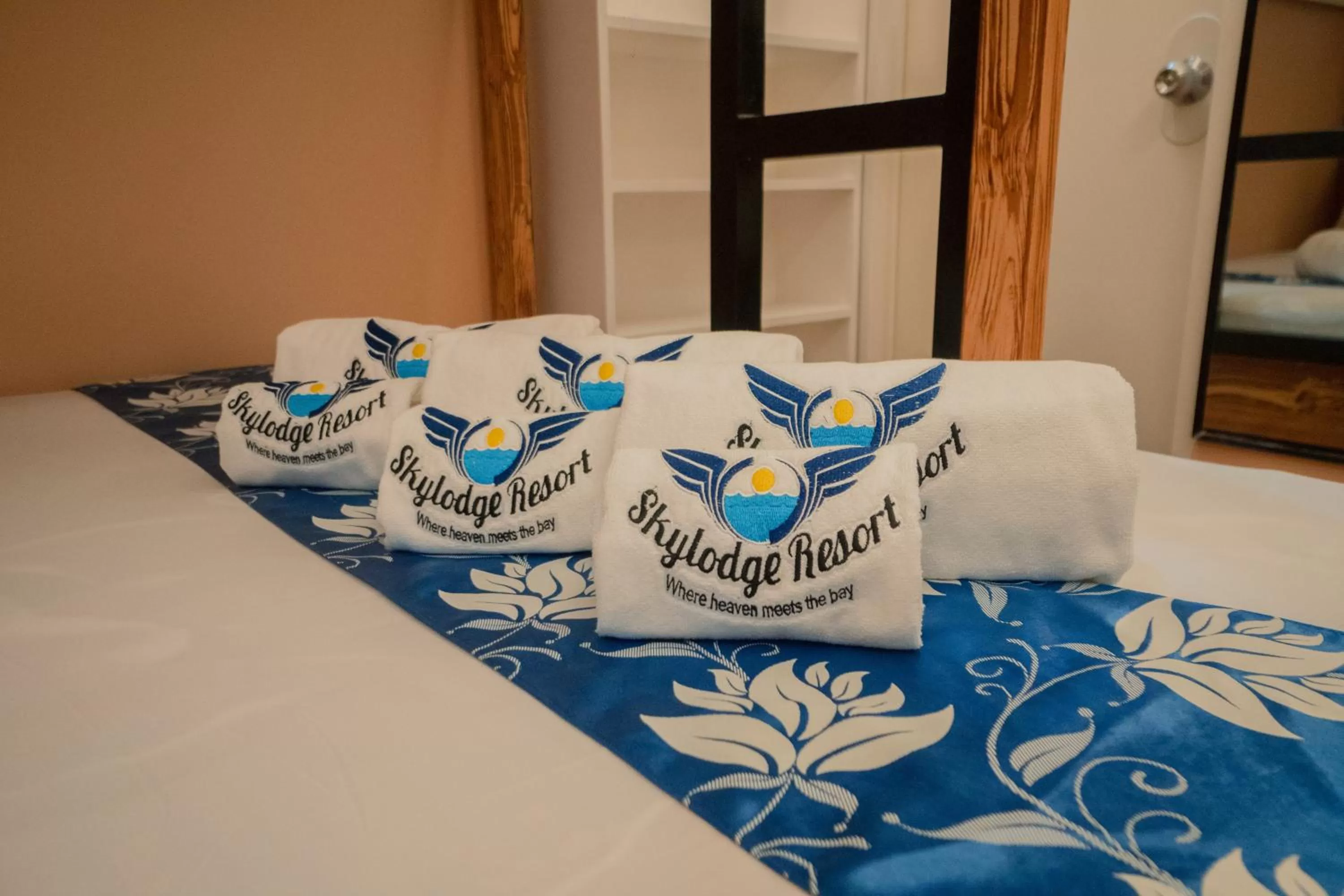 Property logo or sign, Bed in Skylodge Resort