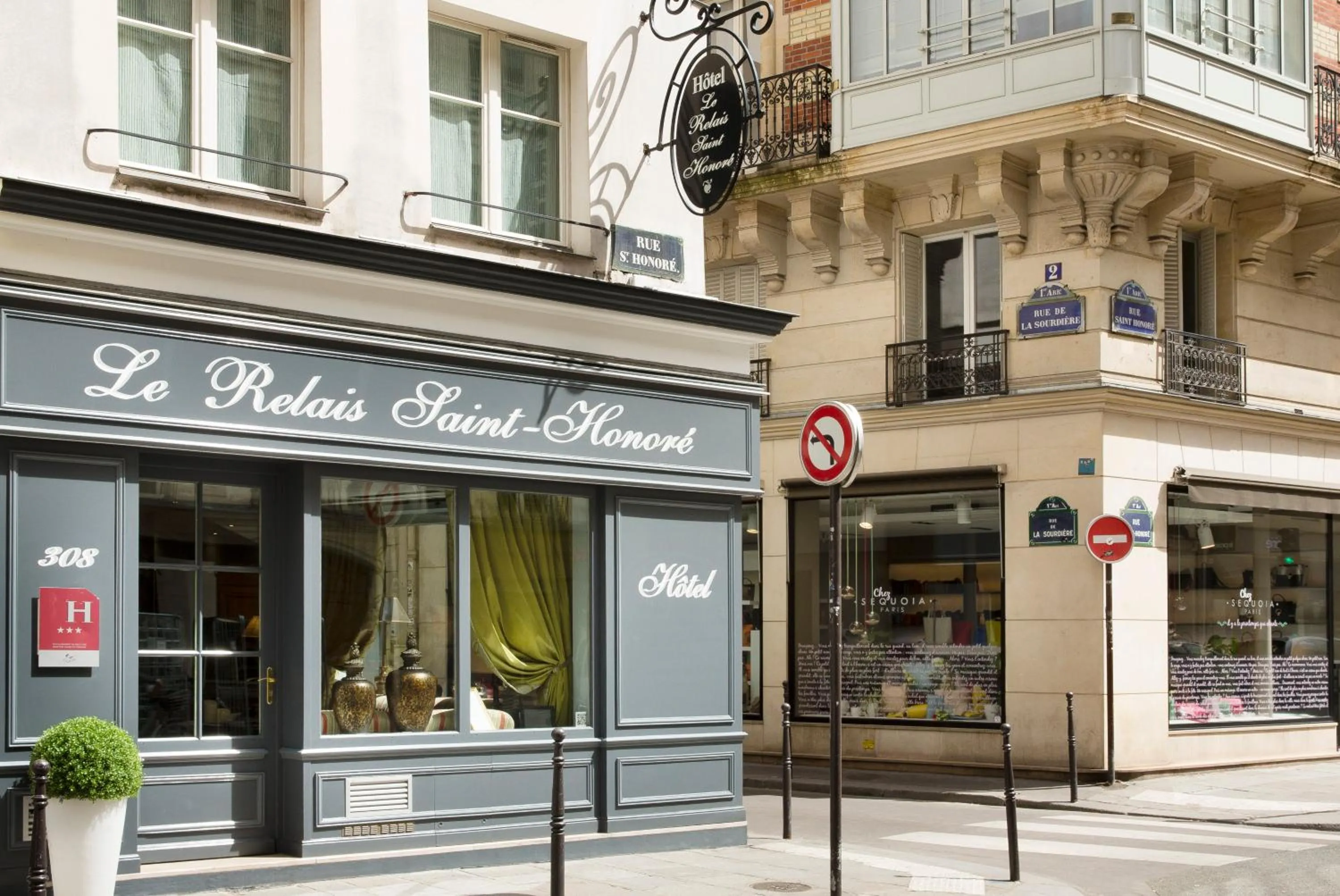 Facade/entrance in Le Relais Saint Honoré