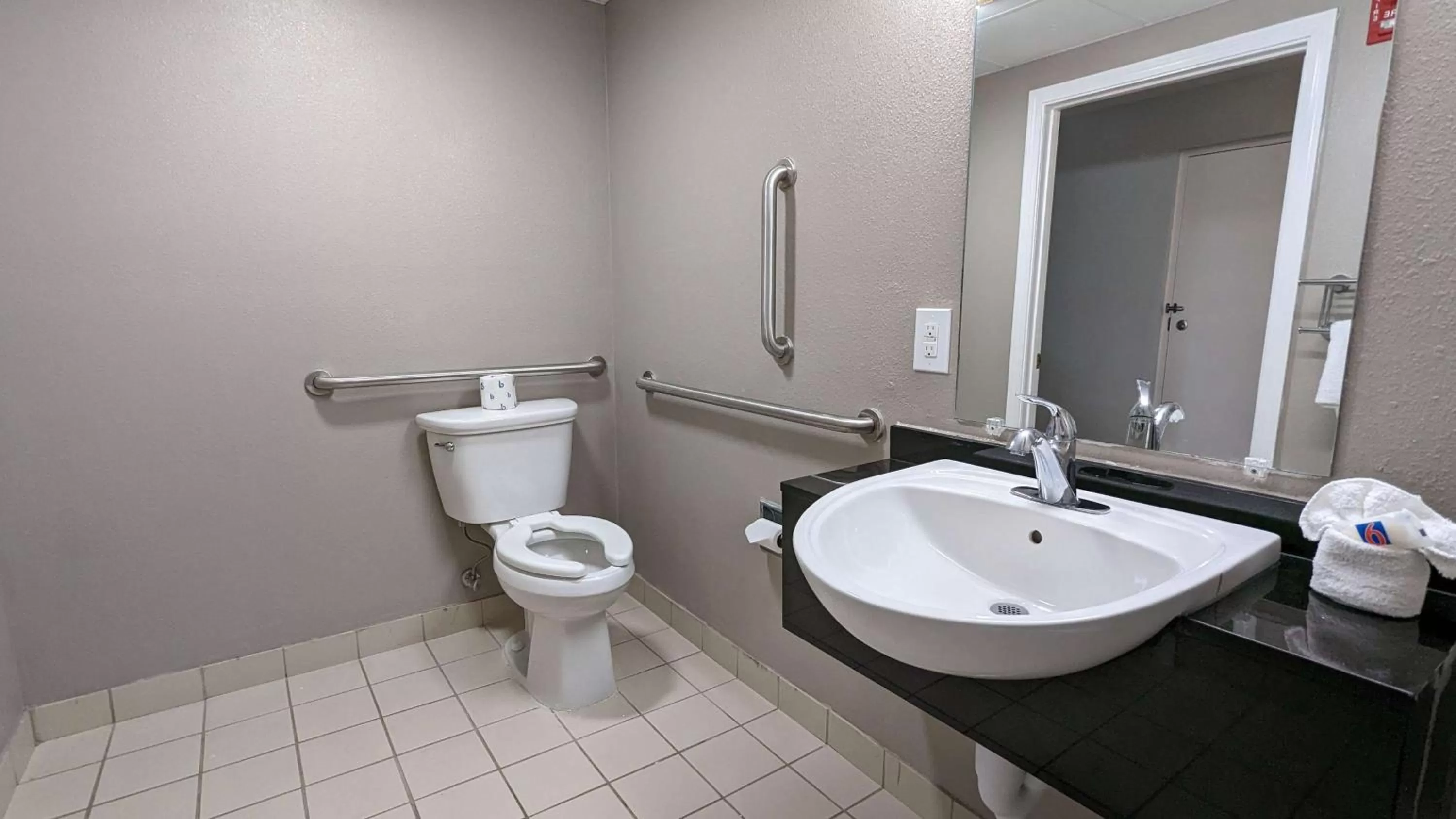 Bedroom in Motel 6-Framingham, MA - Boston West